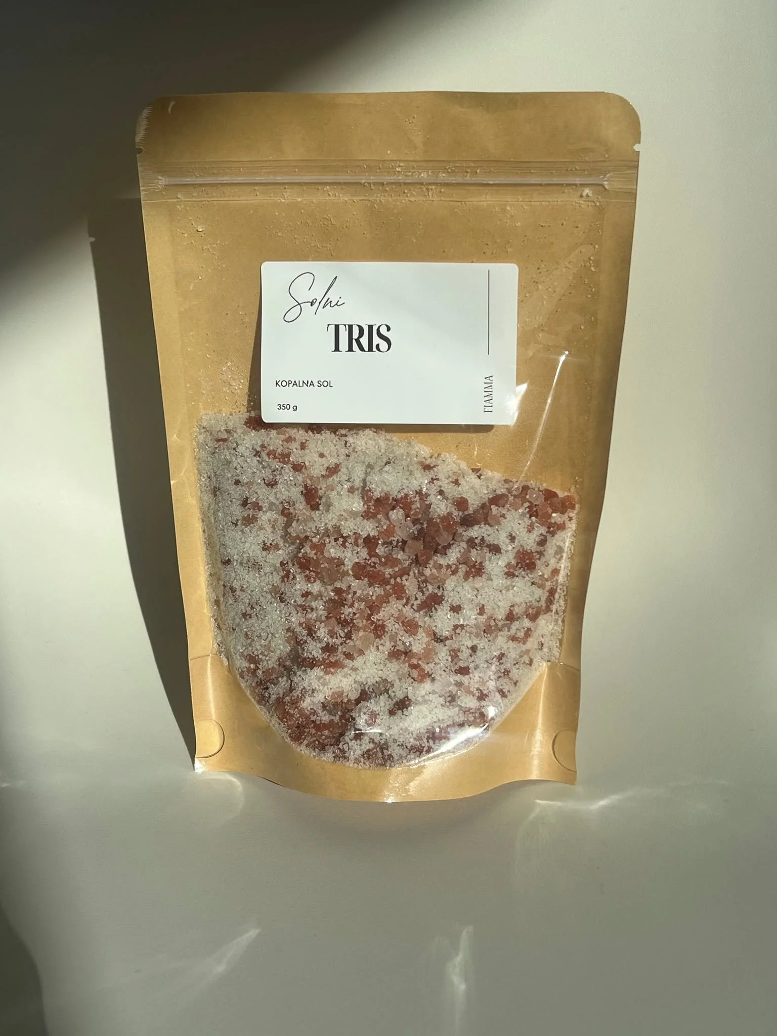 KOPALNA SOL &lsquo;&lsquo;SOLNI TRIS&rsquo;&rsquo;

Kopalna sol Tris soli je skrbno uravnotežena me&scaron;anica izbranih soli, zasnovana za prijetno in pomirjujoče kopanje.

Kombinacija roza himalajske soli, morske soli in epsomske soli se nežno raz