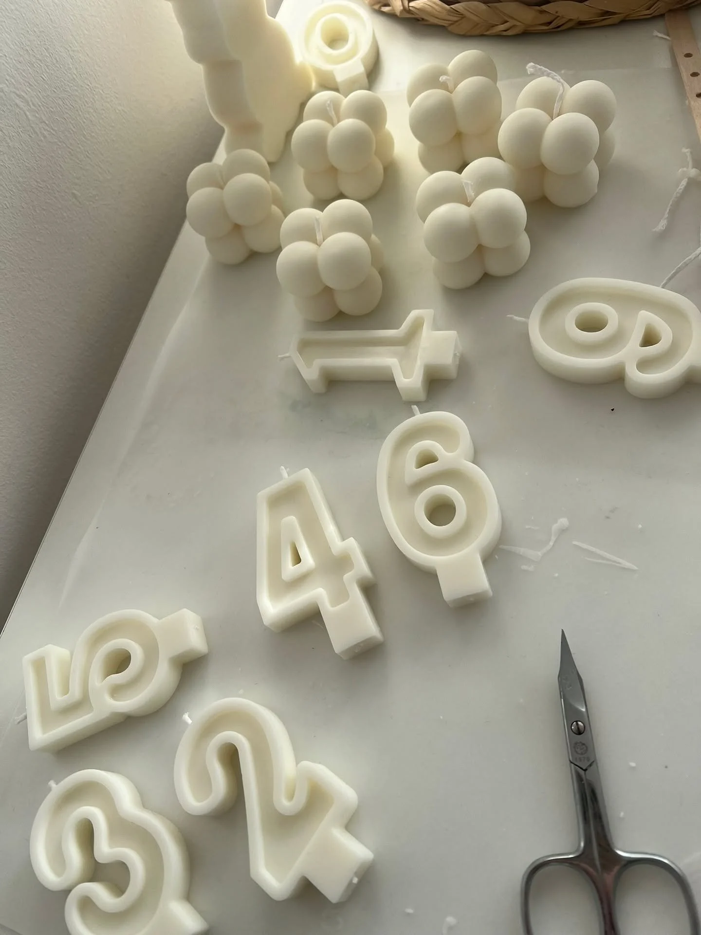 Nastajajo počasi, ena po ena, za dneve, ki si zaslužijo nekaj več. ✨

#candles #sveče #fiamma #smallbussines #handmade #dišečesveče #fyp