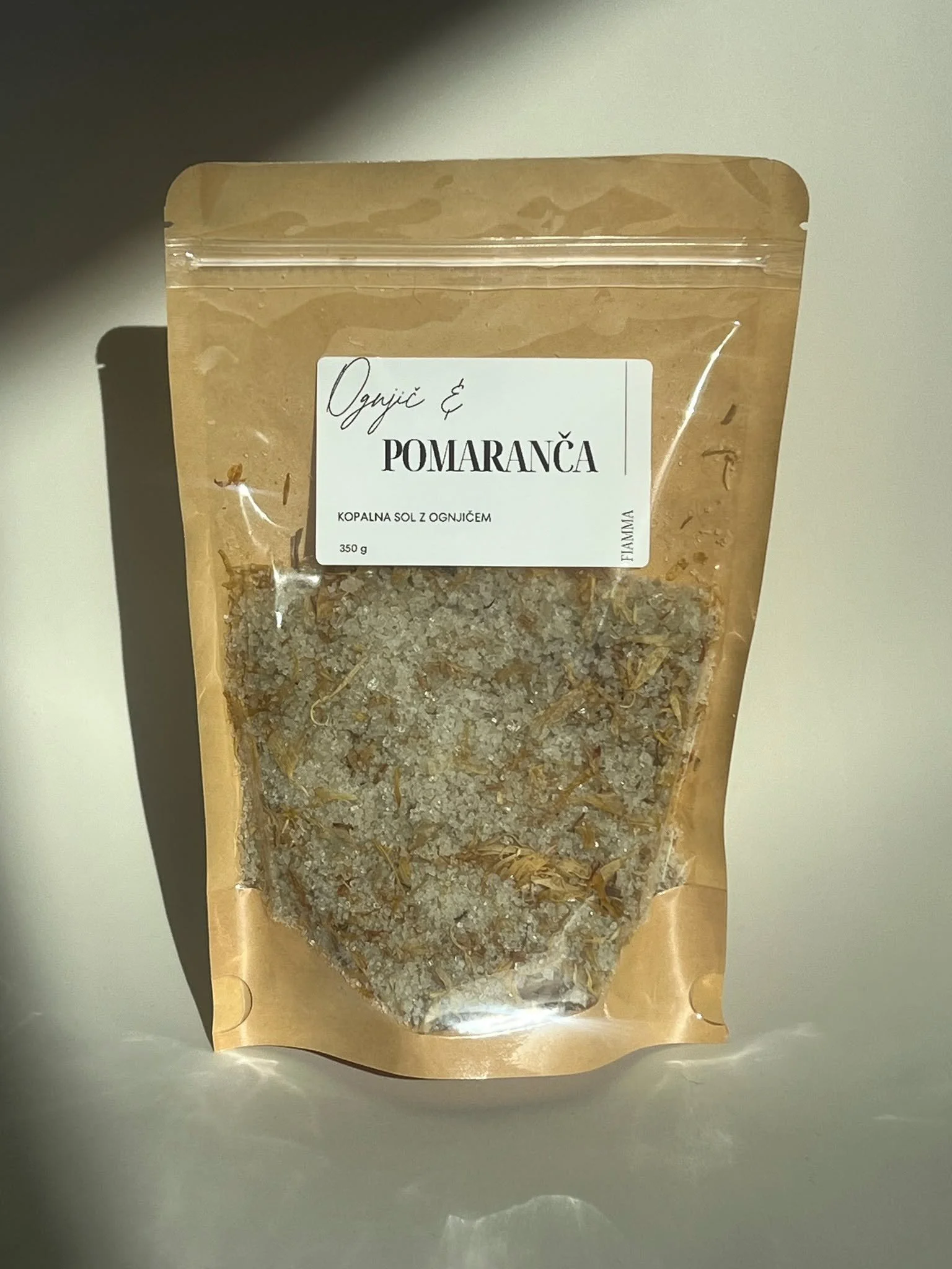 Si želi&scaron; trenutek miru, ki ga lahko dobesedno zadrži&scaron; v dlaneh? 🌿

Na&scaron;a kopalna sol ni samo dodatek vodi &ndash; je majhen ritual, ki te povabi, da upočasni&scaron;. Po napornem dnevu, ko je glava polna in telo utrujeno, je to t