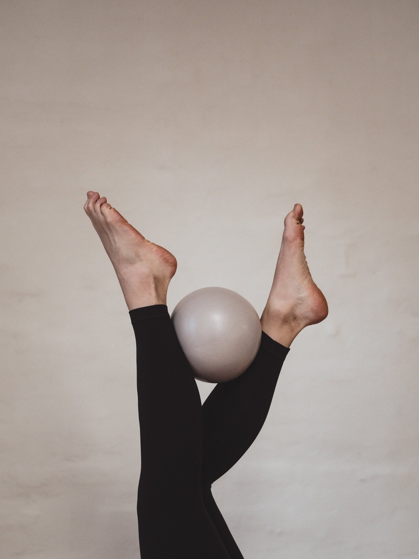 NEW CLASS TYPE - Pilates Flow 🎁
Wednesdays 18:15-19:15 with @saskiaflows 
Pilates Flow is a mat-based class combining Pilates movements, breathing exercises, and gentle elements from yoga. The class focuses on core strength, posture, mobility, and b