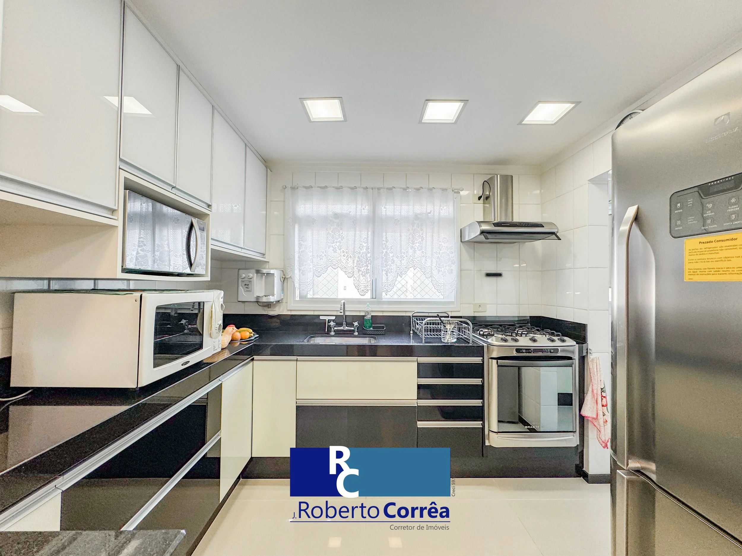 apartamento reformado para venda, compra, na Praia das Astúrias, Vila Alzira, em Guarujá. Cozinha em conceito aberto, com armários planejados