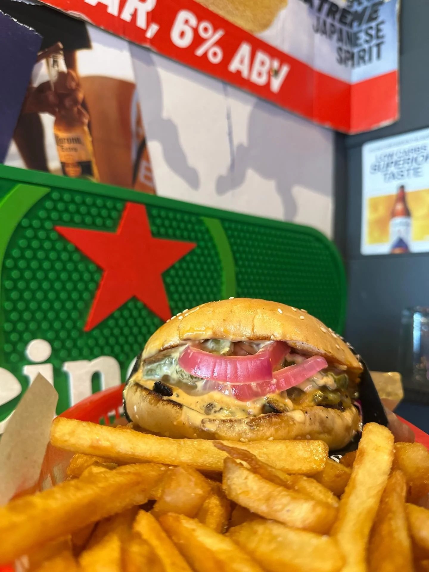 Quiz night weds! $25 burger &amp; chips from 4pm 🔥 
.
.
.
#quiz #tauranga #mountmaunganui #burger #cheapeats