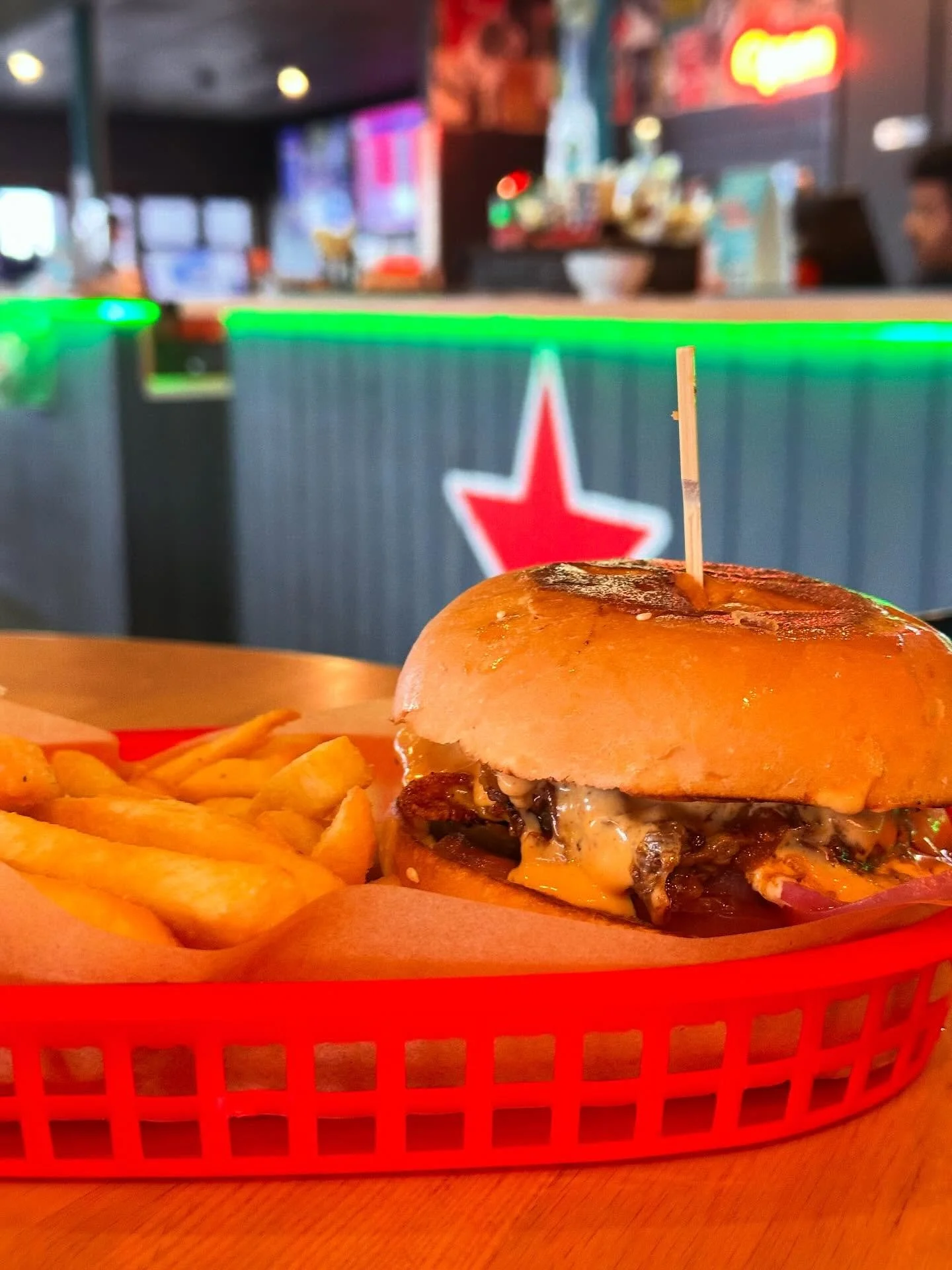 Rainy day? We&rsquo;ve got you sorted ☂️🍔
$25 burger deal on today + quiz night kicking off later 🔥🔥
Warm feeds, cold drinks, and a bit of friendly competition&hellip; sounds like a good night to us 👀
&bull;
&bull;
&bull;
&bull;
#quiznight #burge