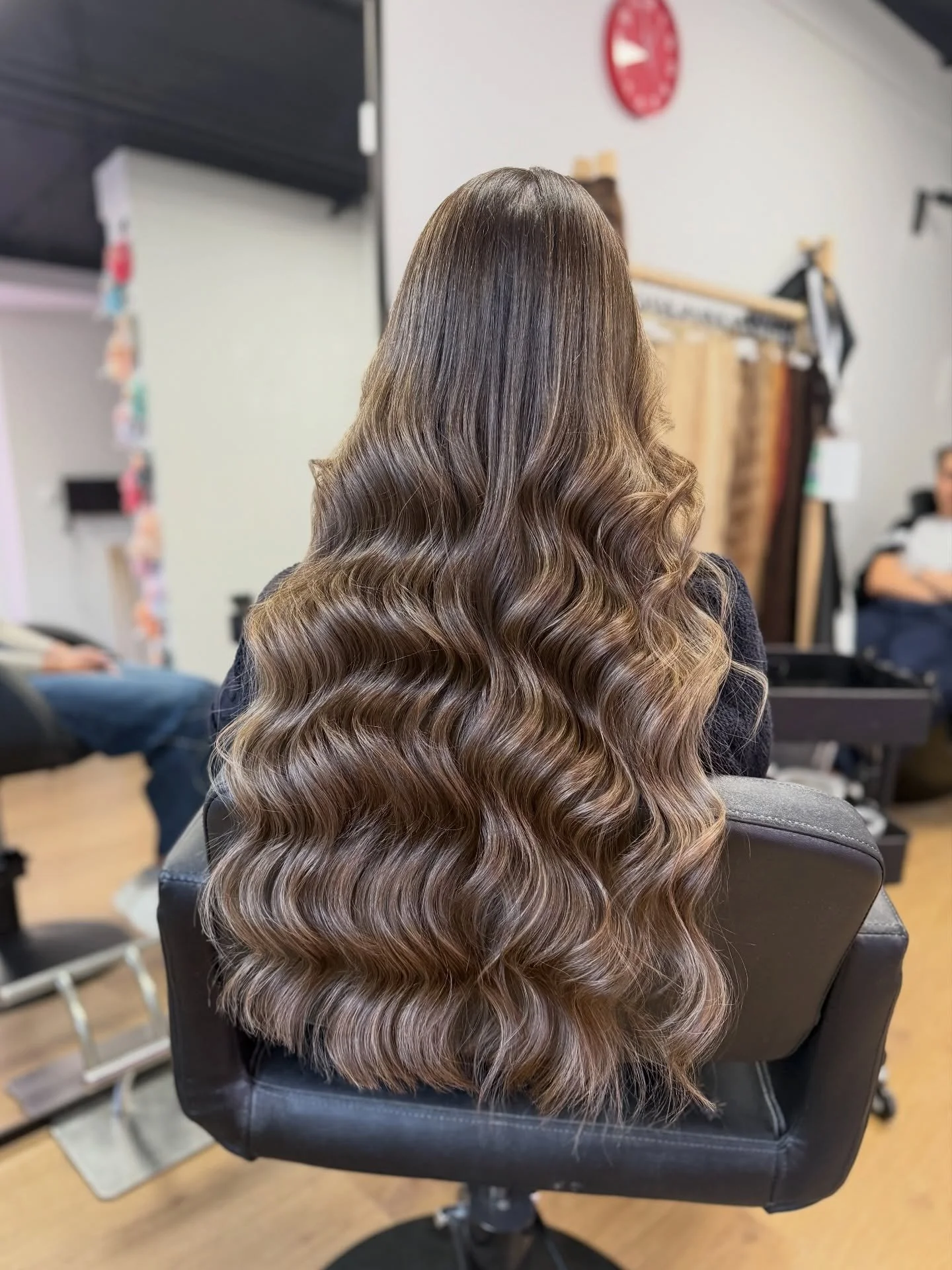 Balayage i airtouch nije rezervisan samo za plavuse. Brinete mogu ostati brinete a dodati dimenziju i osvjezenje boje 😇