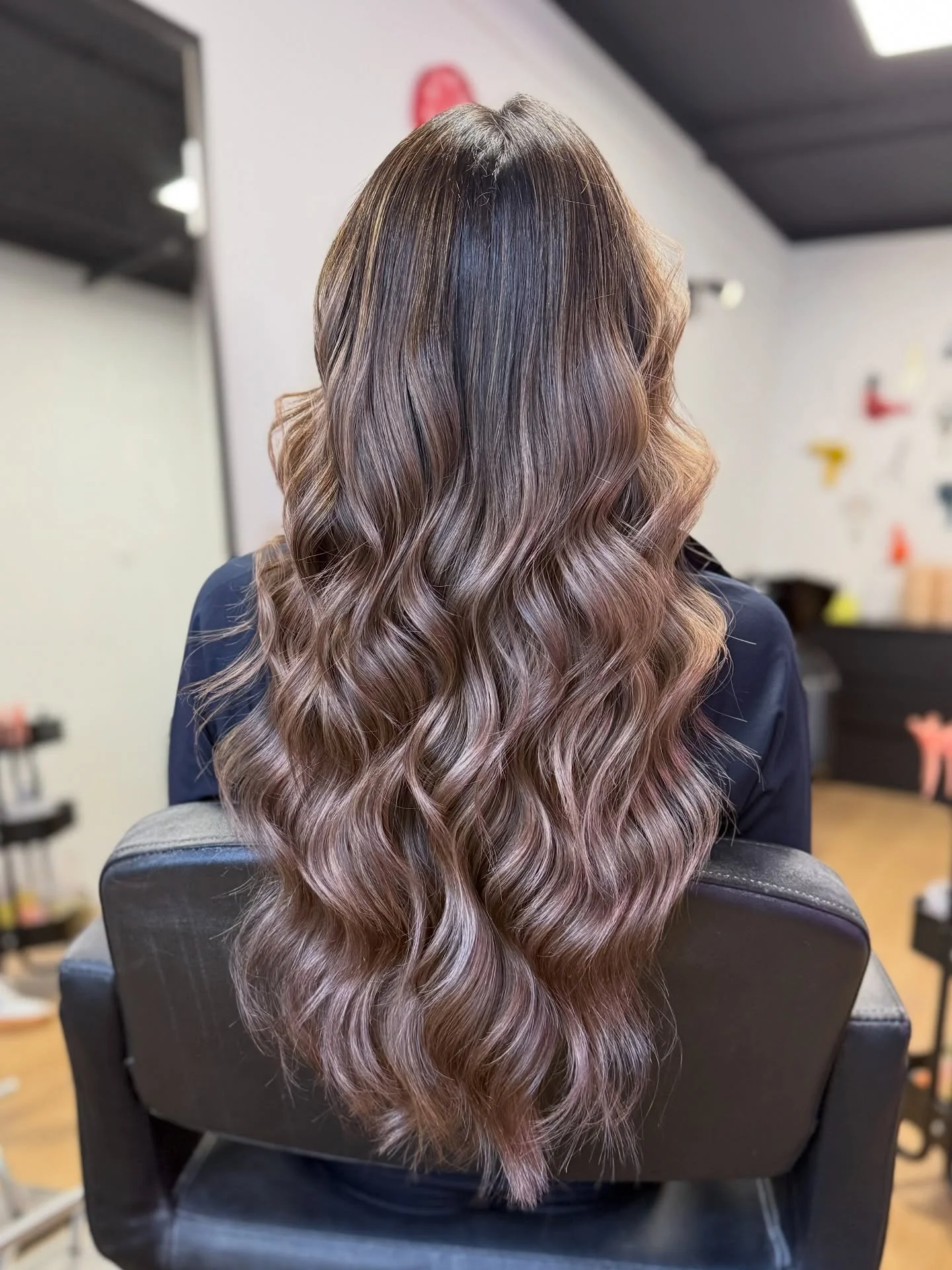 Taman ten, tamne oči i obrve ne moraju biti sinonim za tamnu jednoličnu kosu. Možemo ostati u okvirima smeđe kose a istovremeno ubaciti dimanziju i boje ✨