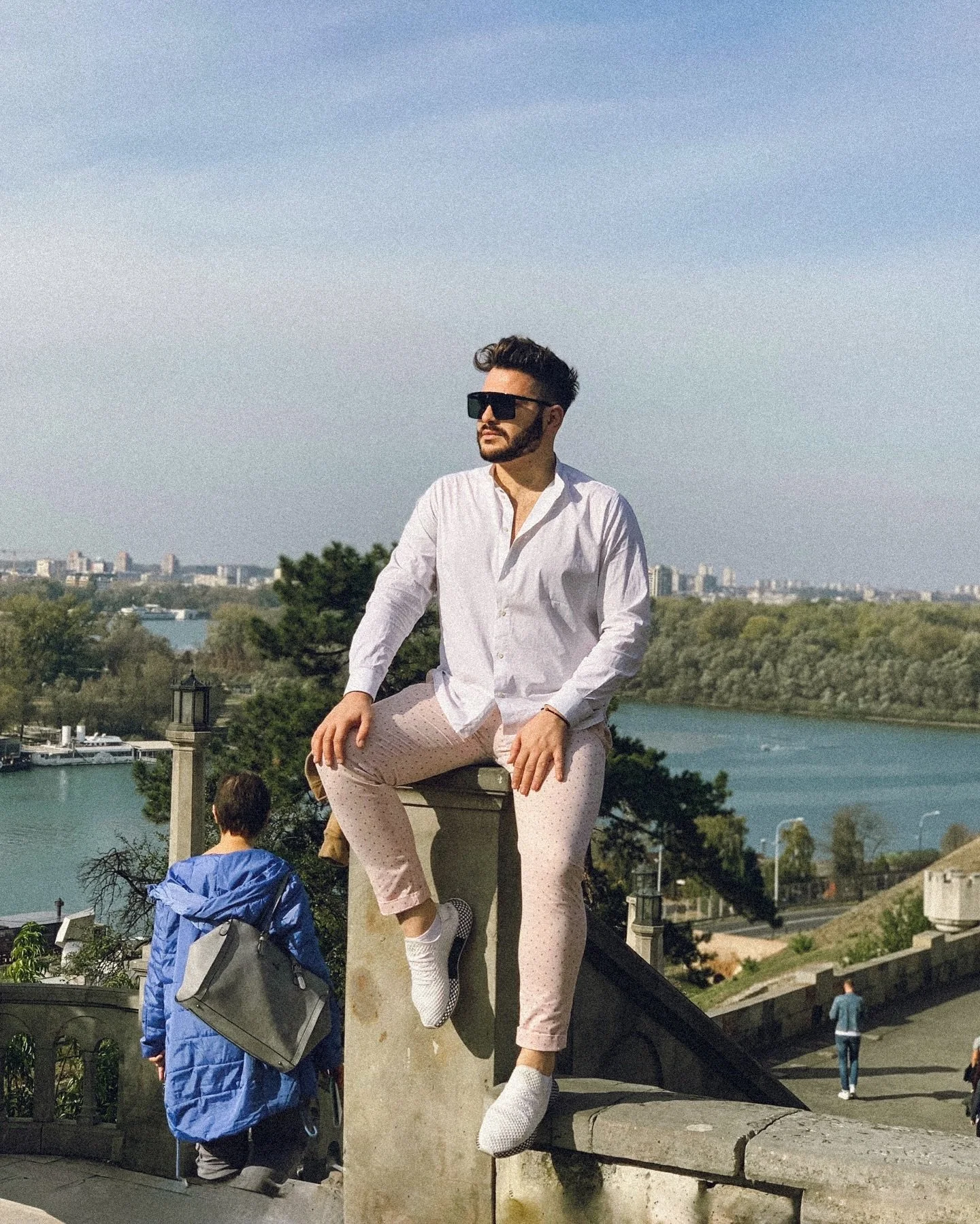 Sedam godina stane u par slika i jedan slajd, ali u mene stane sve ono &scaron;to slike ne mogu da pokažu.

Dvije stotine metara razlike između prve i druge fotografije &mdash; i sedam svjetlosnih i kalendarskih godina između mene tada i mene sada.

