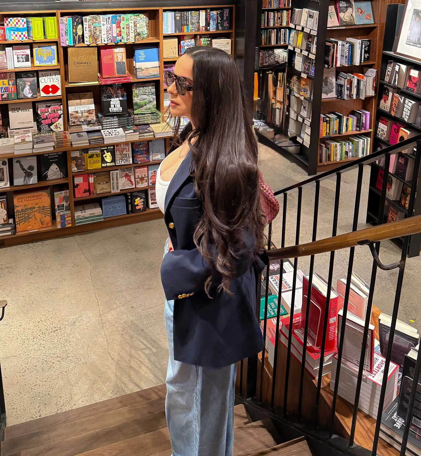 on today&rsquo;s episode of what I&rsquo;m wearing and reading:
reading: None of this is True by @lisajewelluk 
blazer: @meshki 
jeans: @agolde 
boots: @schutz 
bag: @commense.official 
#ootd #bookstagram #bookclub #bookstore #library #outfitinspo #i