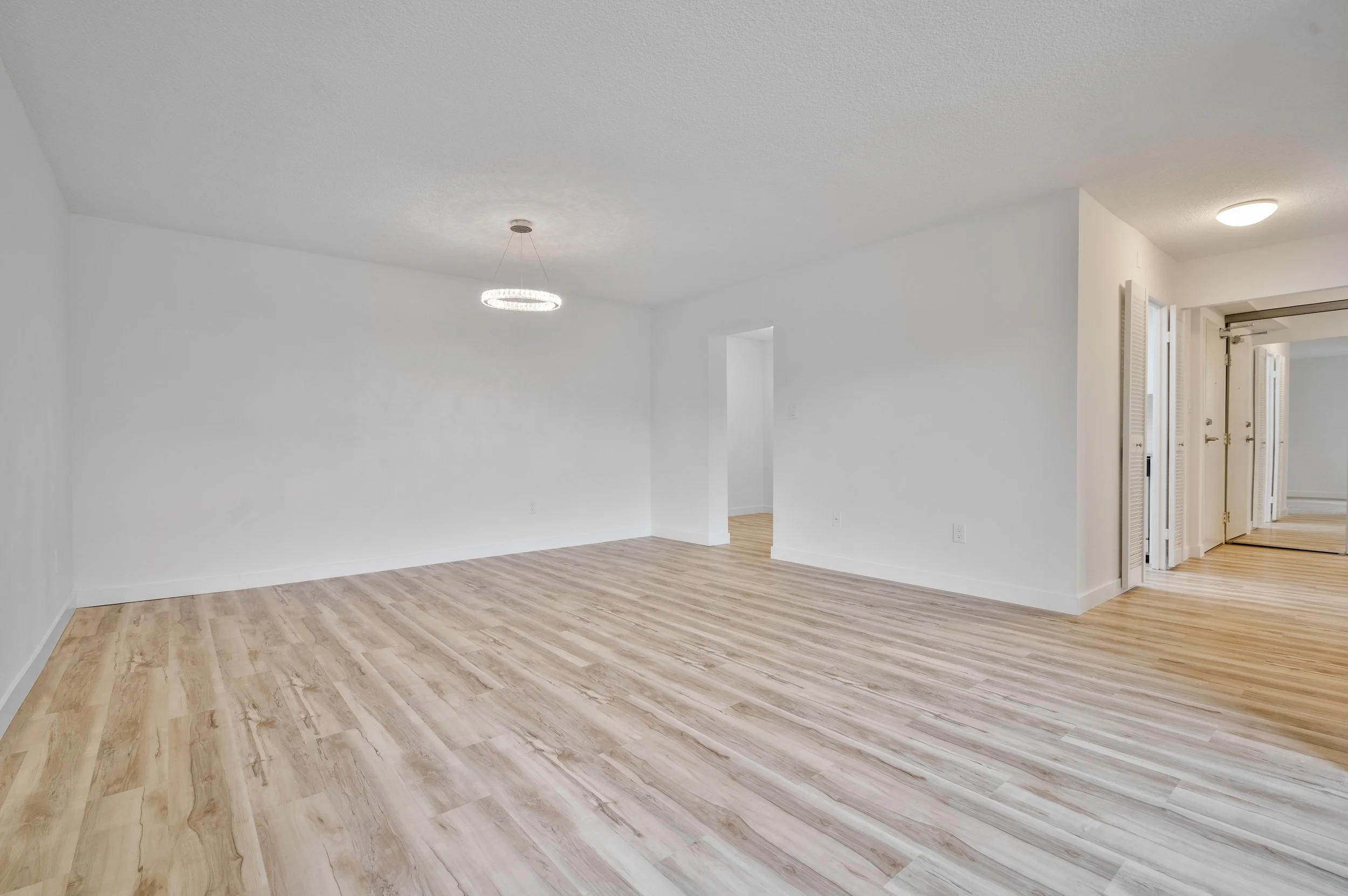 12_1535 lakeshore rd e, unit 205, mississauga-07.jpg