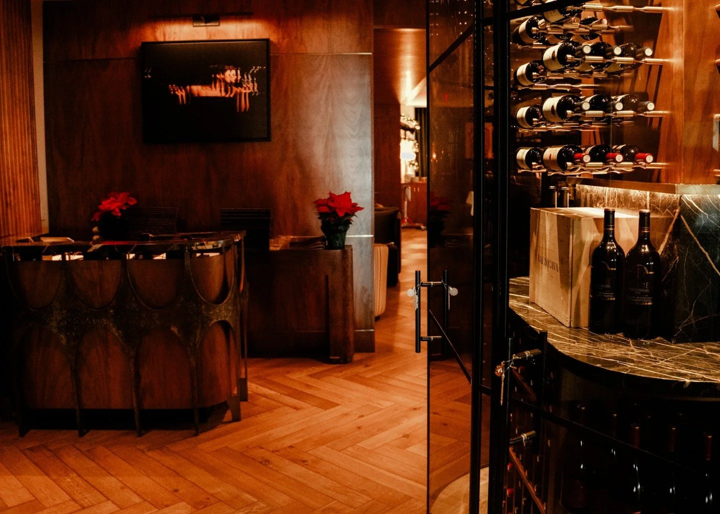 We&rsquo;re deep in the holiday spirit at Sexy Roman 🍾  Celebrate Christmas Eve and Christmas Day with Italian comforts, glowing lights, and a little Roman sparkle. Link in bio to book.