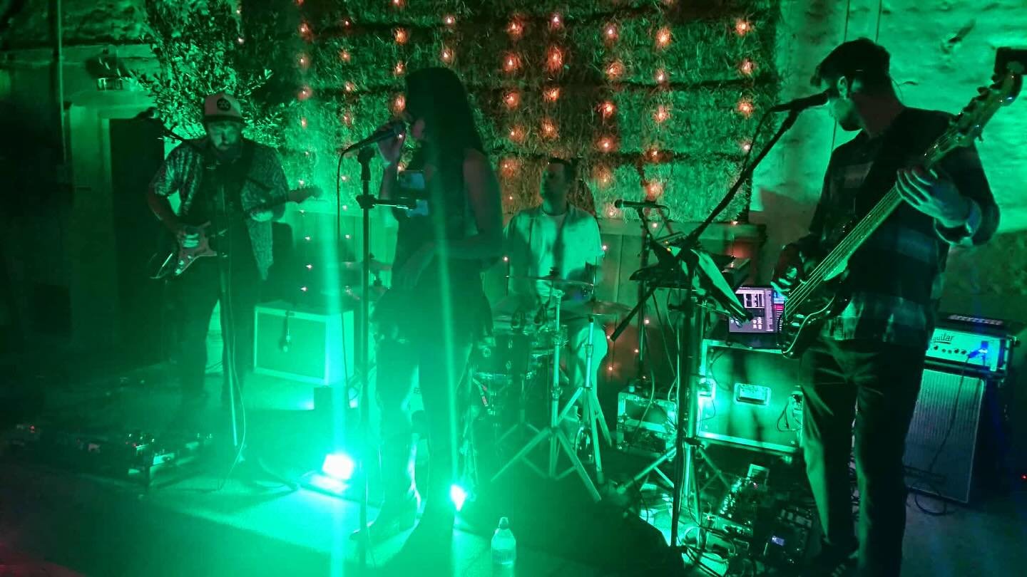 It's Friday night and that means music night at The Cricketers!🎤 
Join Empire for a live performance from 10:30 till late - let's kick-start the weekend!🕺🪩
&bull;
&bull;
&bull;
#cricketers #cricketersbrighton #thecrix #crix #brighton #brightonpubs