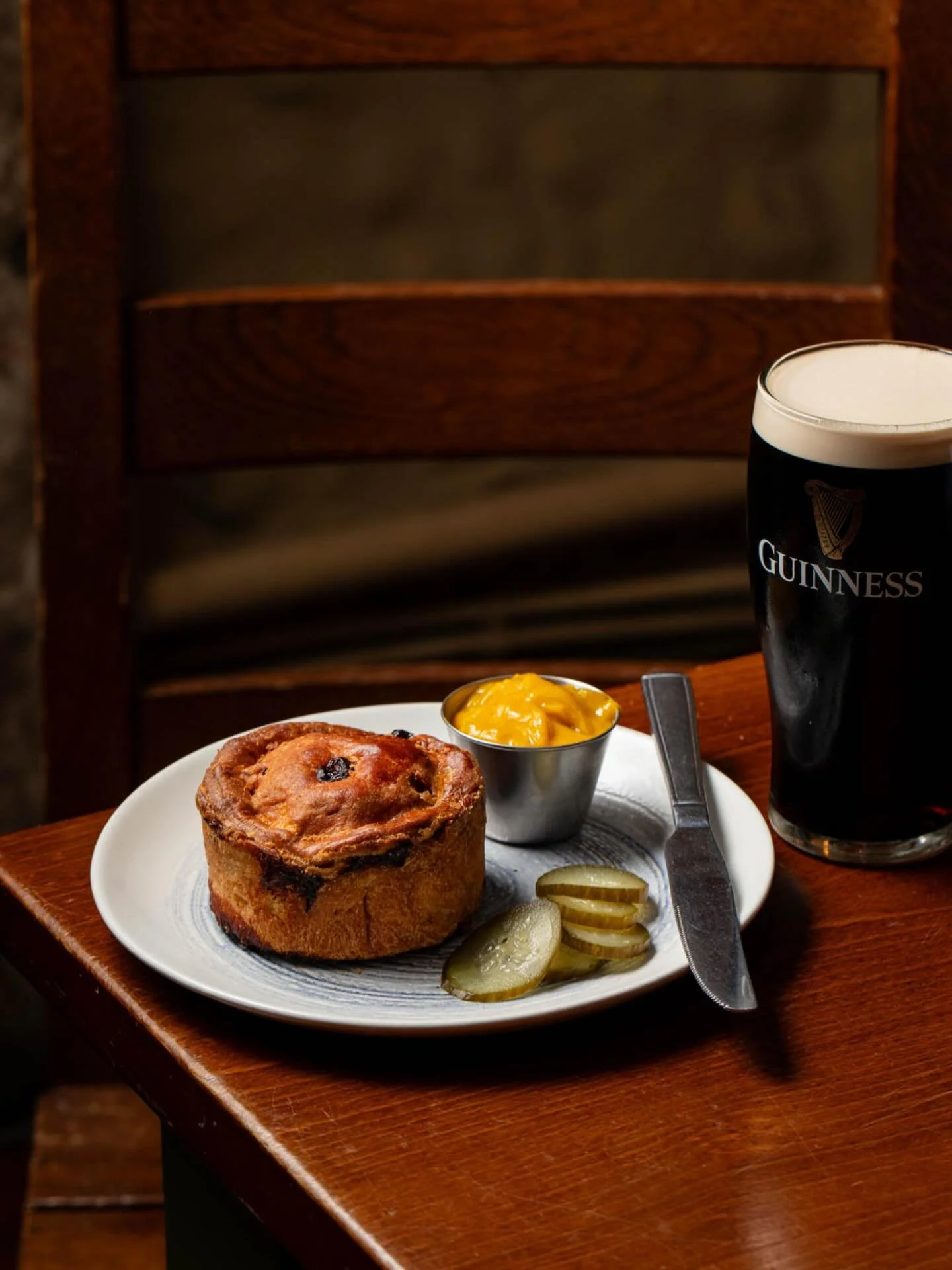 Golden crust. Proper pie. Sharp pickles. A side of mustard with actual attitude.
Washed down with a perfect pint of Guinness, because honestly&hellip; what else would you drink with it?

This is not fine dining.
This is pub dining done right. 🍺🥧

#