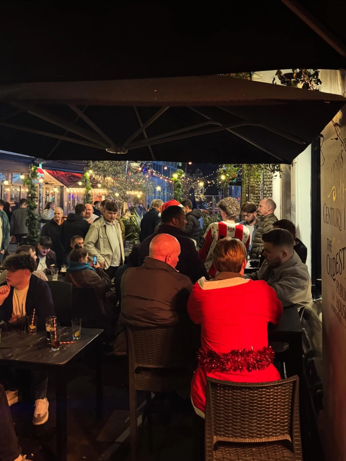 Last Friday before Christmas!! 
If you&rsquo;re still undecided on where to go, we have @empirebrighton providing the tunes and good vibes from 10:30 till late! 
Come by in your best Christmassy outfits! .
.
.
.
#cricketers #cricketersbrighton #thecr