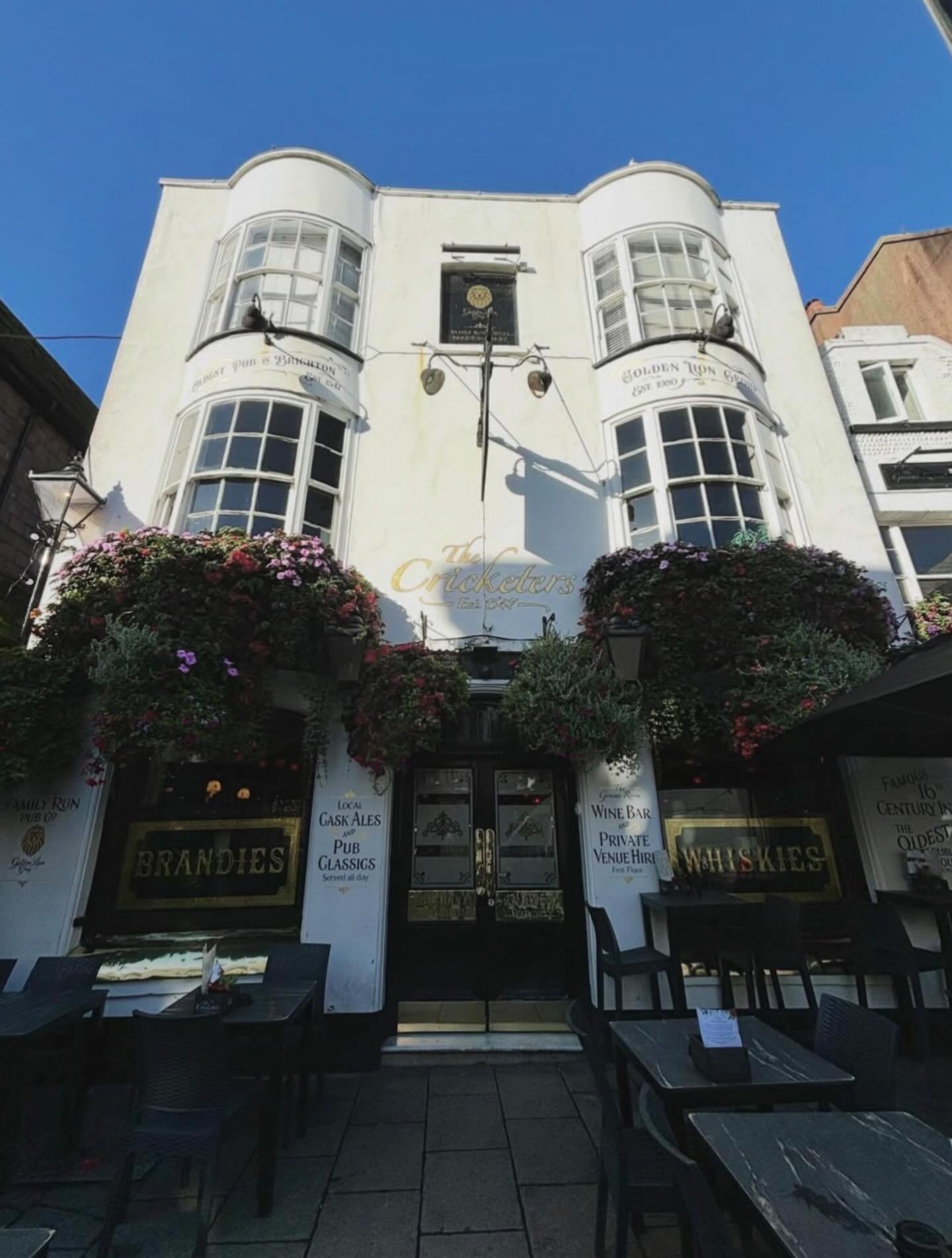 The soundtrack to your Friday night 🎶✨

TJ walker band live from 10:30 till late 🎤🎸

Get things started with are happy hour from 5 till 8 🍺🍷

#pubs #brighton #thecricketers #fridaynight #livemusic