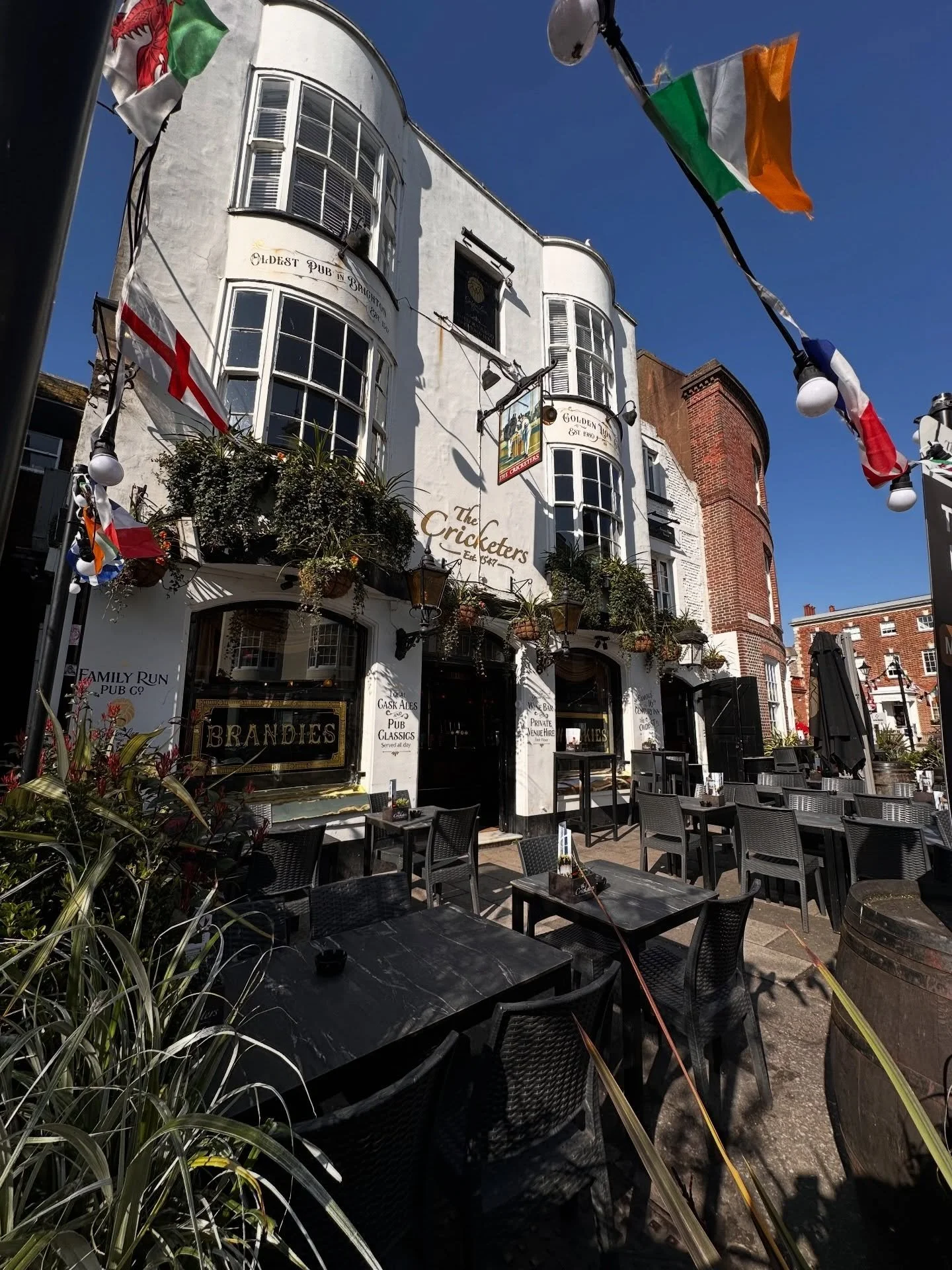 The Sun is shining again 😎 Come and enjoy 2-4-&pound;22 on our mains and burgers all day today! 

Mix that with our Happy Hour from 17:00-20:00 and you&rsquo;ve got yourself a nice little mid-week treat 🍻 

#wednesday #brighton #pub #happyhour #foo