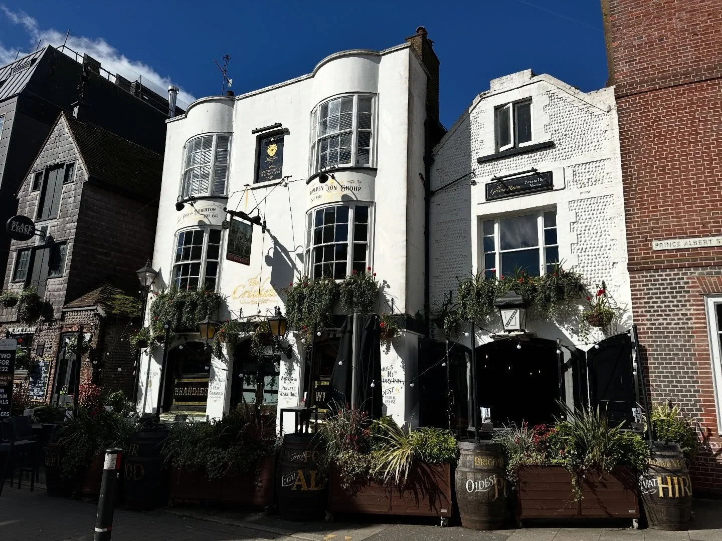 Sun out and Brighton doing what it does best ☀️🍻

Nothing beats a cold pint, a bit of street buzz, and that perfect pub corner you &ldquo;accidentally&rdquo; stay at all day.

If you know&hellip; you know. 🍺

#Brighton #PubLife #SunnyDays #BeerGard