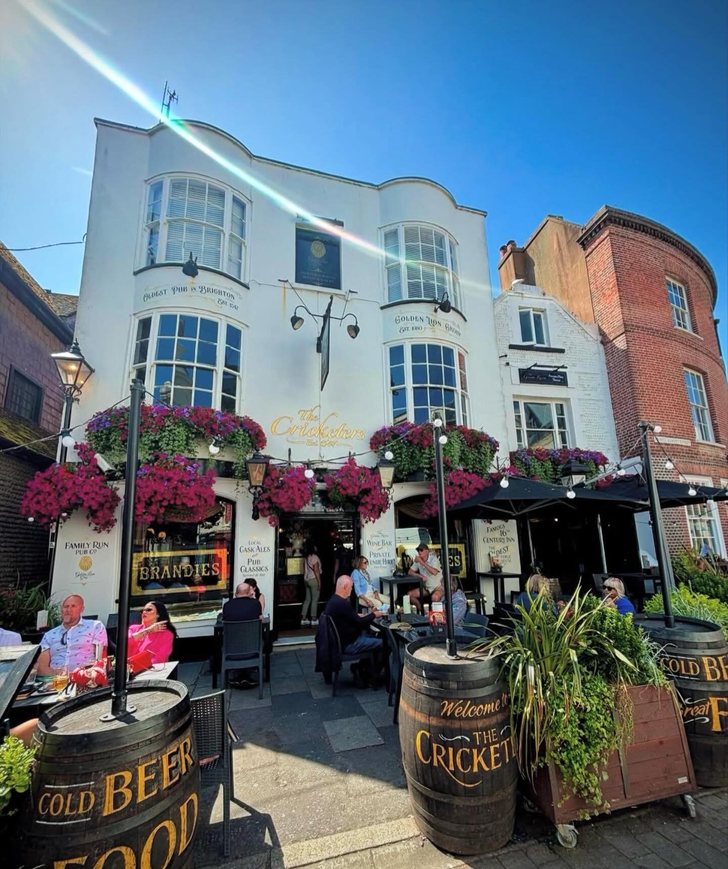 Friday&rsquo;s here and the Bank Holiday weekend is underway 🍻

Join us tonight for a proper pub atmosphere &mdash; cold drinks, great company, and a live band from 22:30 till late bringing the energy 🎶🔥

Make it a night to remember and start the 