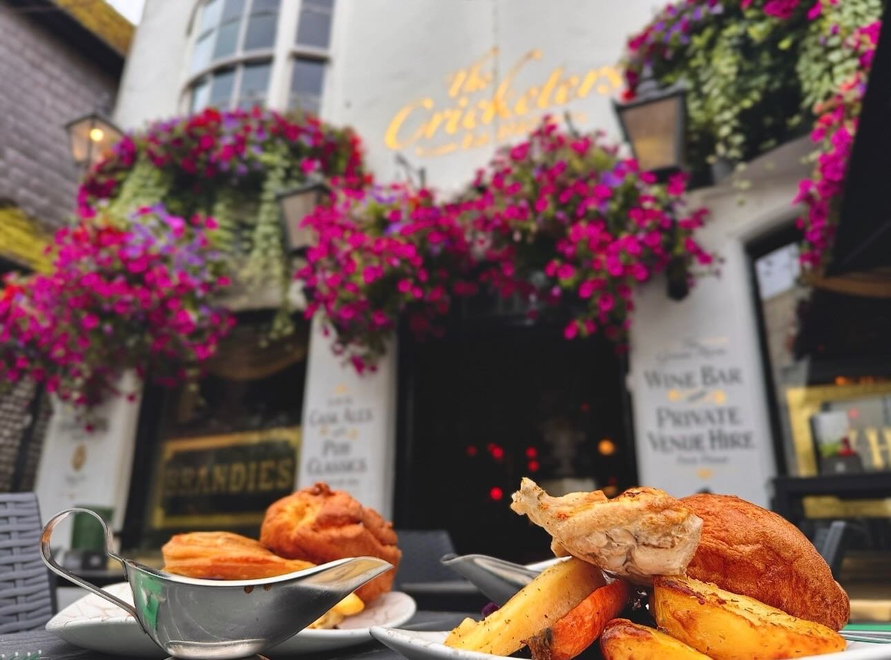 Sunday mood 🍽️🔥
Roasts on, gravy ready, and zero plans except eating well 😌

Bank holiday = big plates, crispy potatoes, and going back for more.

Then we keep it going&hellip; live music from Sunshine Soul at 22:30 till late ☀️🎶

Good food, good