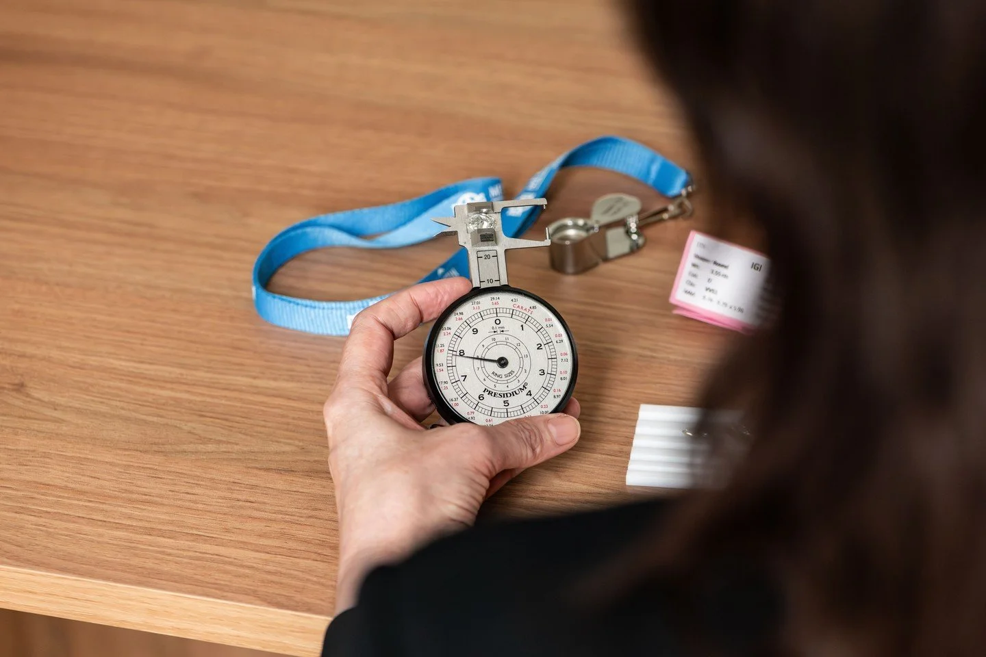 💎✨ Meet the dial gauge: the jewellery valuer's secret weapon for precise gemstone measurement and weight calculation! Making sure each piece is evaluated with accuracy and expertise. 🔍💎