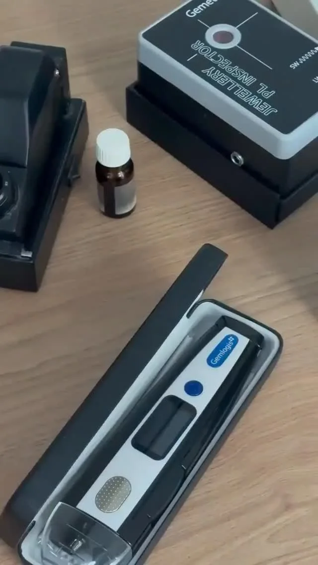 Every instrument in our gemmological laboratory has a precise purpose. 

Our qualified gemmologist and valuer use specialised tools &mdash; including a refractometer, polariscope, microscope, advanced diamond tester, and the essential 10x hand lens &