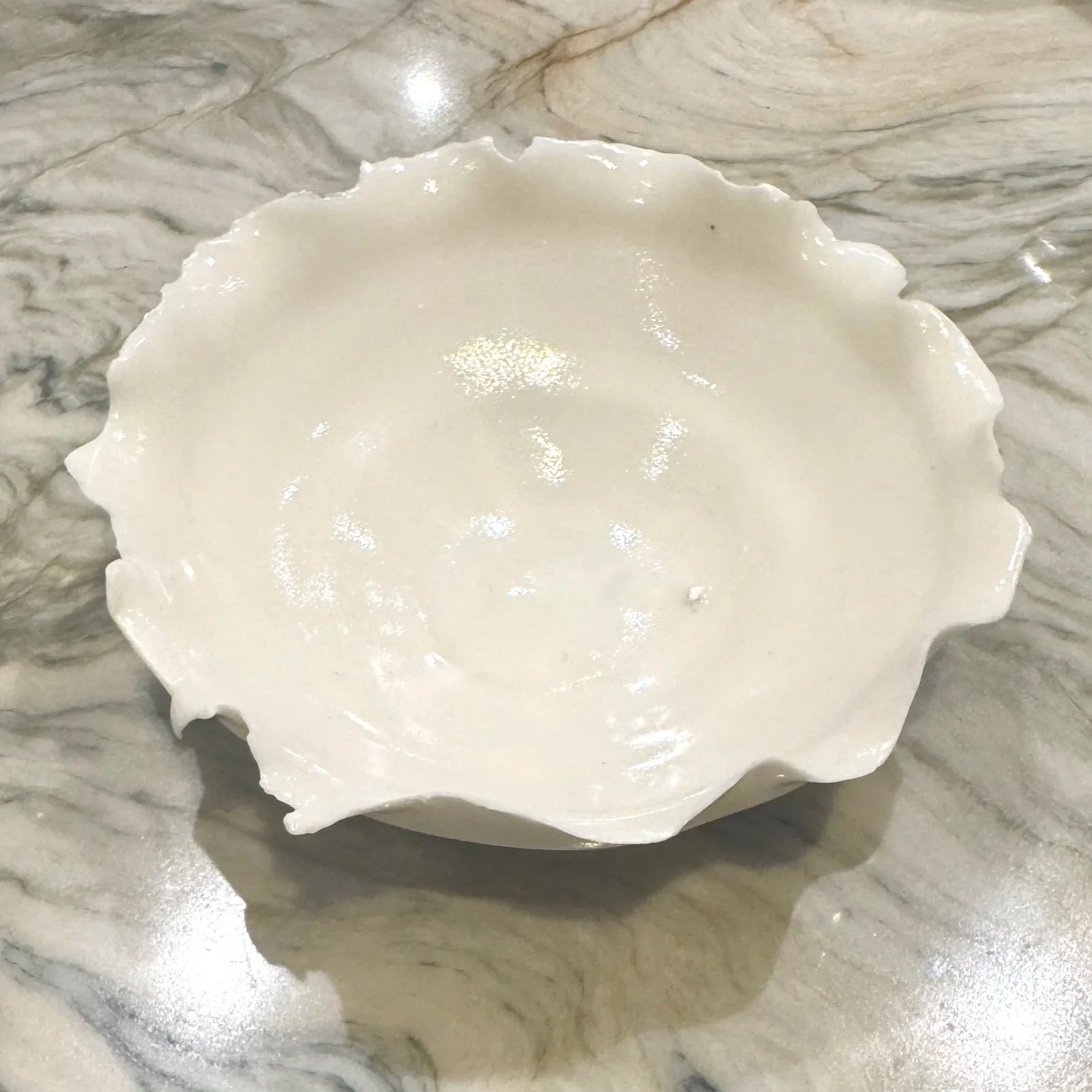 Porcelain miniature frilled dish.