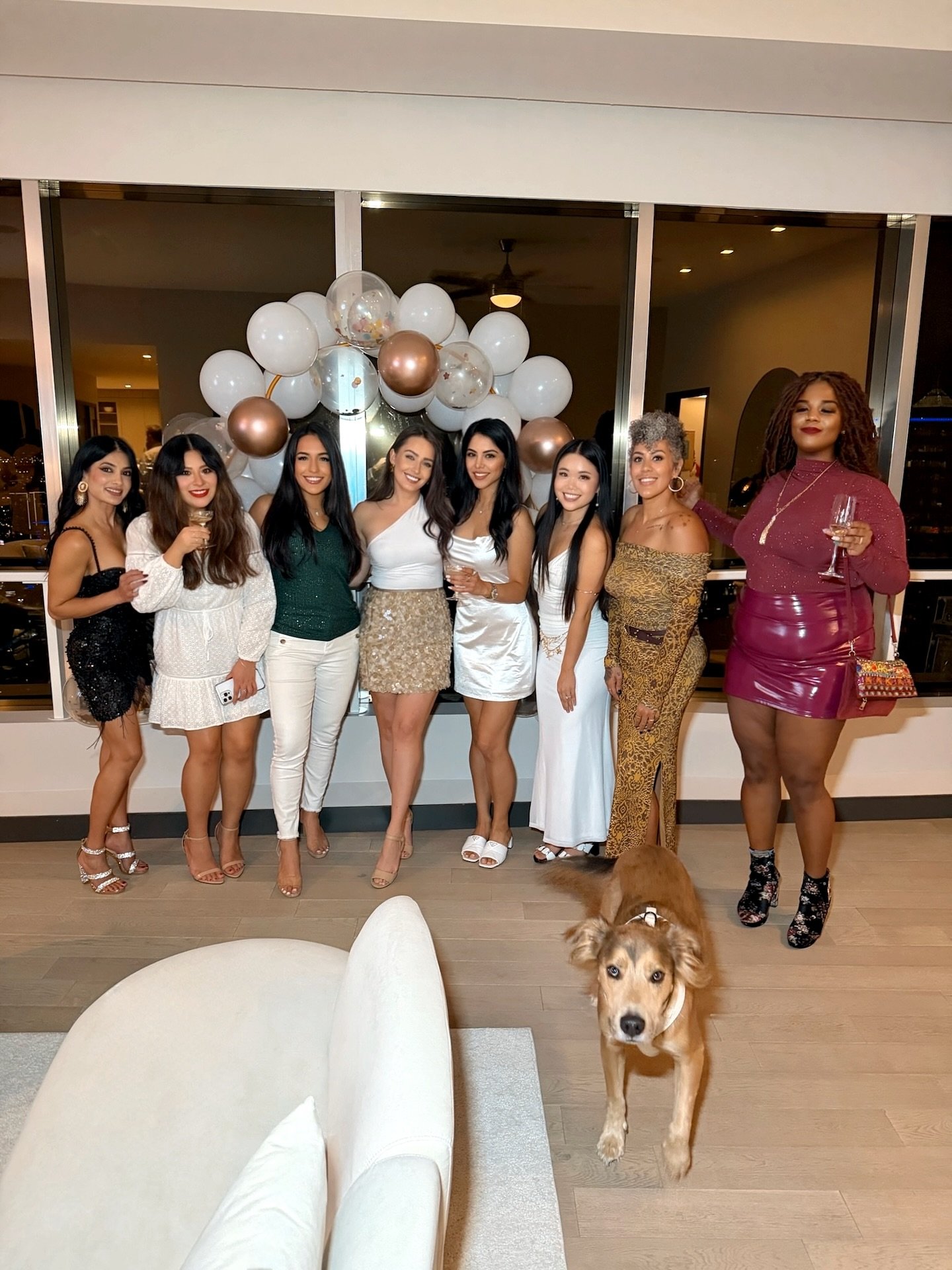 Momma&rsquo;s Birthday Pawty - Swipe to see the real star of the show&hellip; ✨ME ✨ 

Everypawdy go tell momma n her frens how predy dey look 😍

#birthday #photobomb #dog #dogsofinstagram #birthdayparty #trendy #fyp #golden #goldenretriever #dogmom 