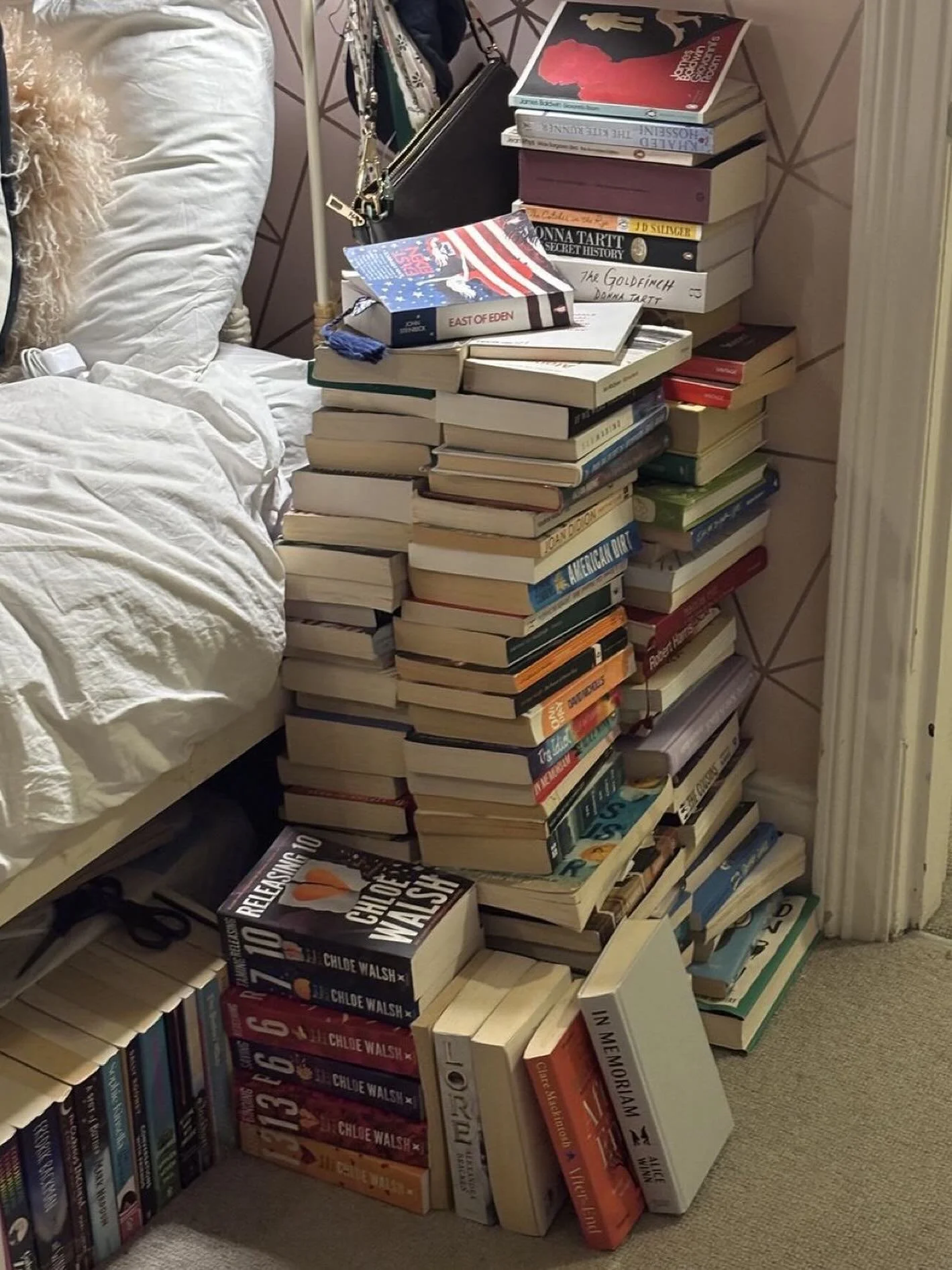 How many books have y&rsquo;all read so far? 

#FictionandFlorals #PetalandPages #Bookstagram #BookLovers