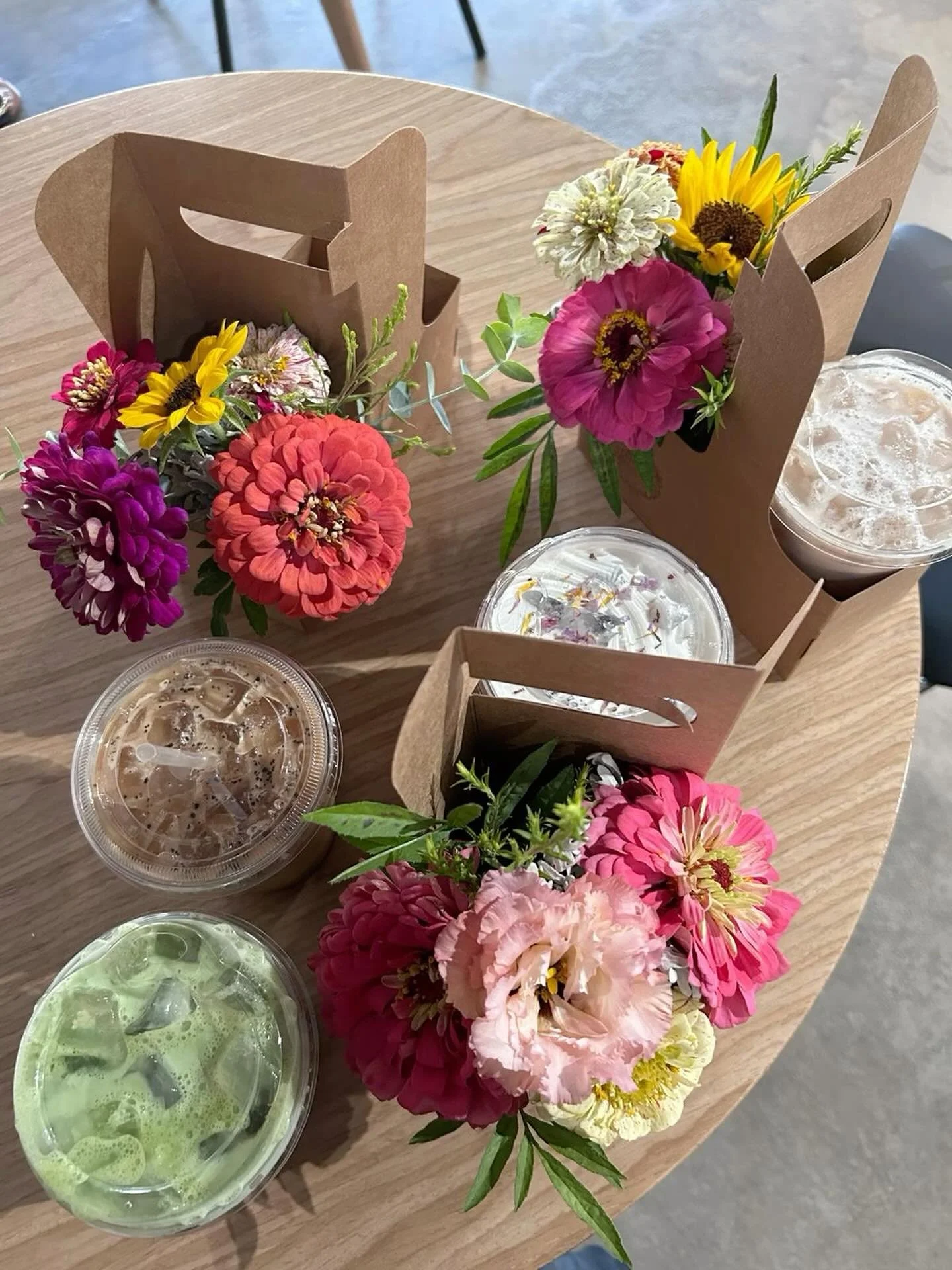 Freshly picked and freshly poured💐
#FictionandFlorals #PetalsandPages