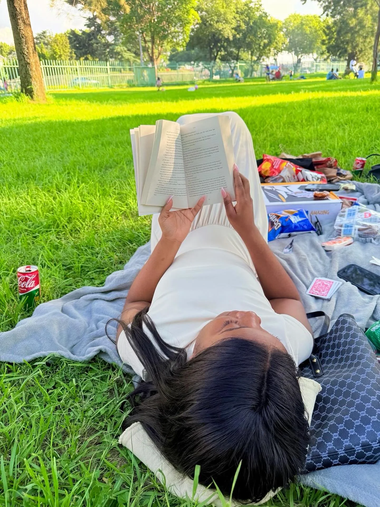 Caught between chapters and a perfect breeze 💐📖
#FictionandFlorals #Bookstagram