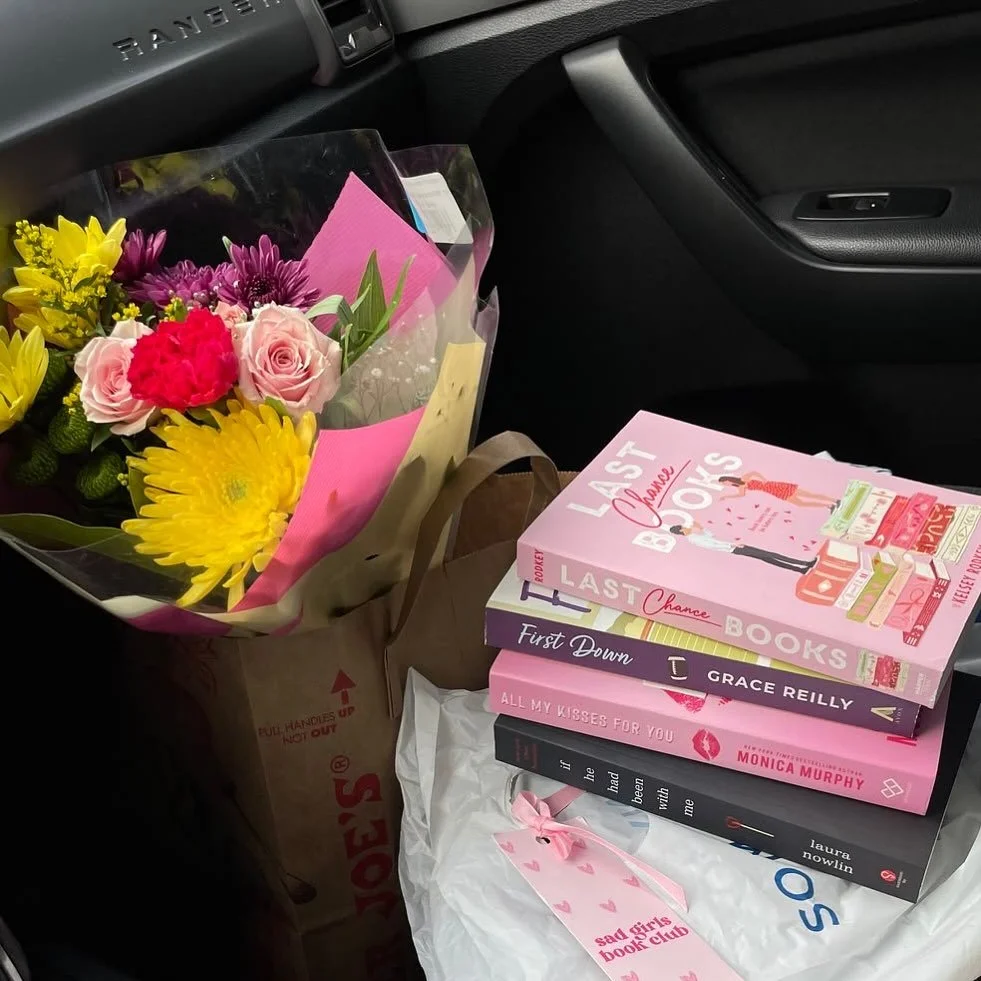 What&rsquo;s your latest pickup? 📚
#FictionandFlorals #TBRList