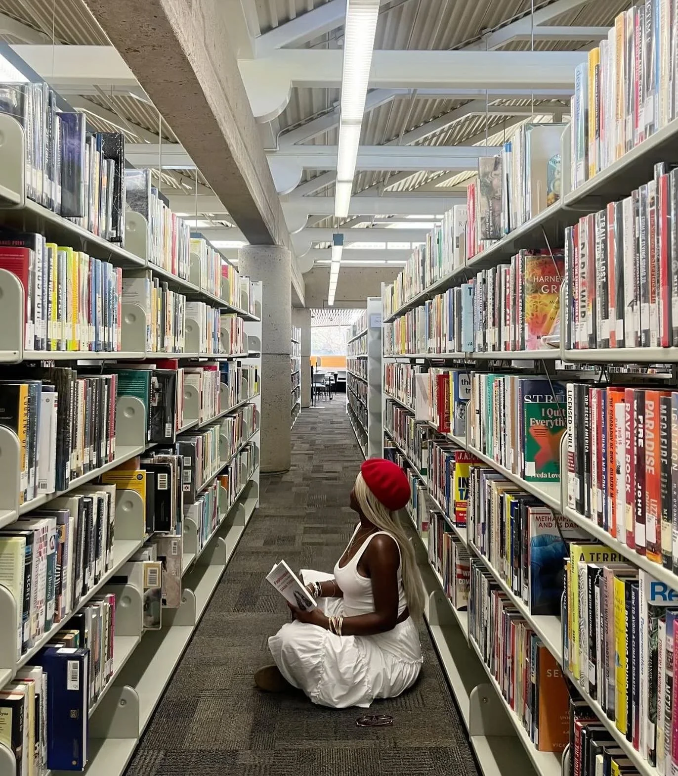 A little birdie said the library is the new hot spot 📚🤭 y&rsquo;all got your library cards yet?
#FictionandFlorals #LiteraryBloom