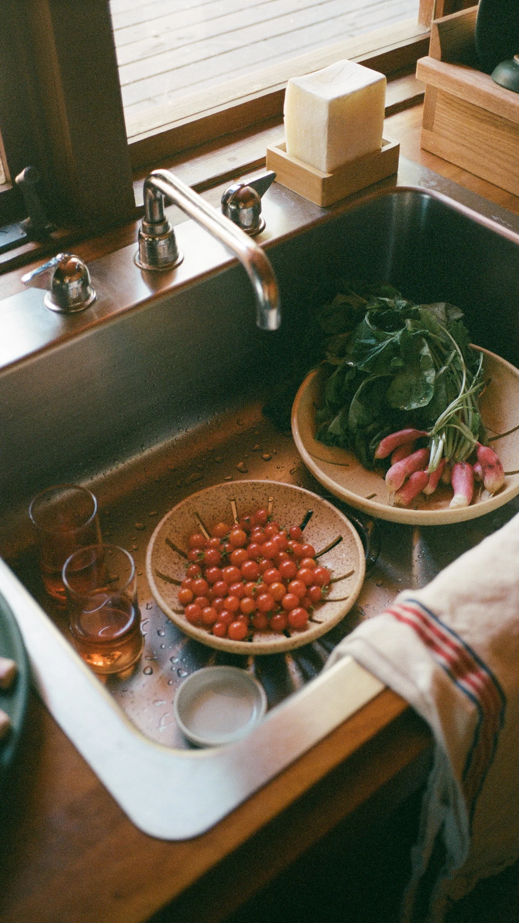Kitchen sink with fruit bowl