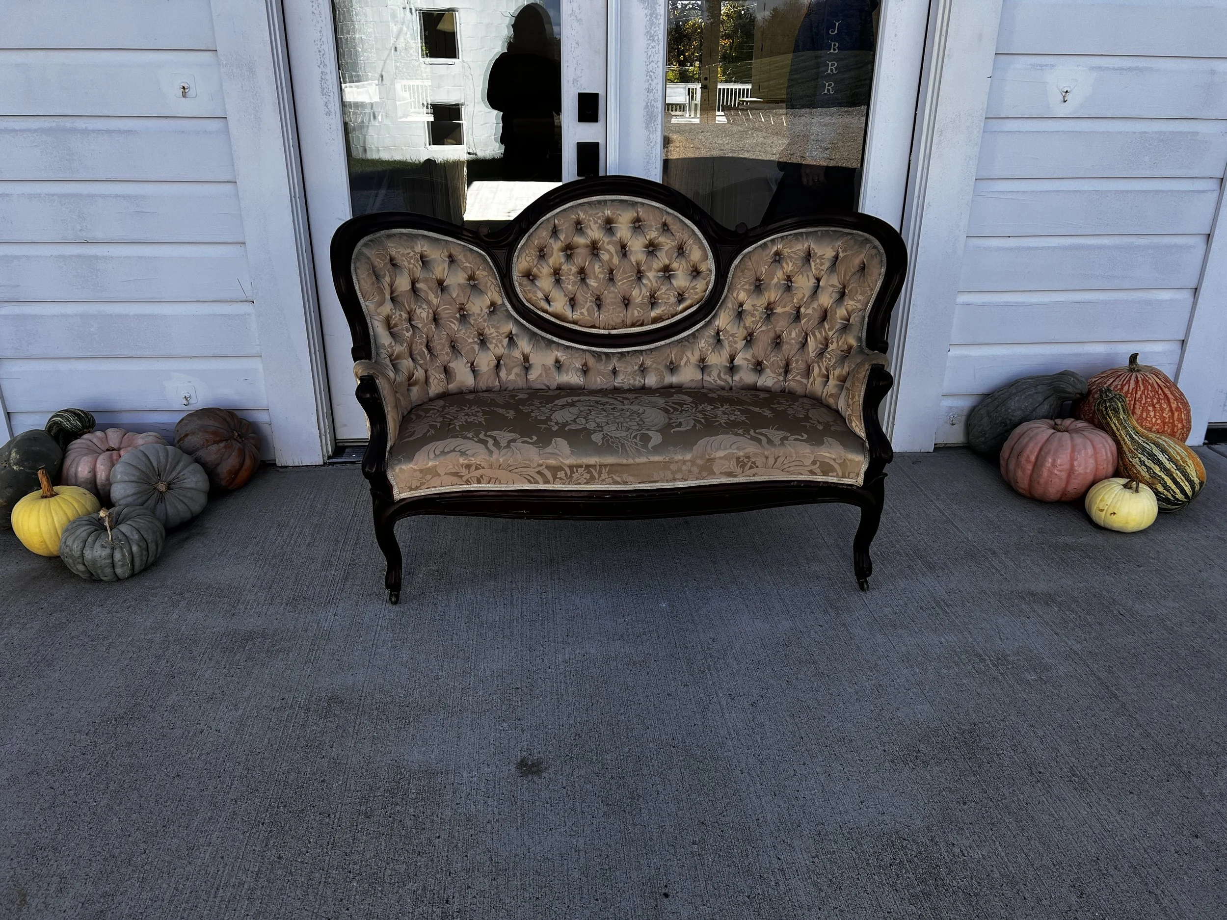 Cream Victorian Love Seat for wedding photos