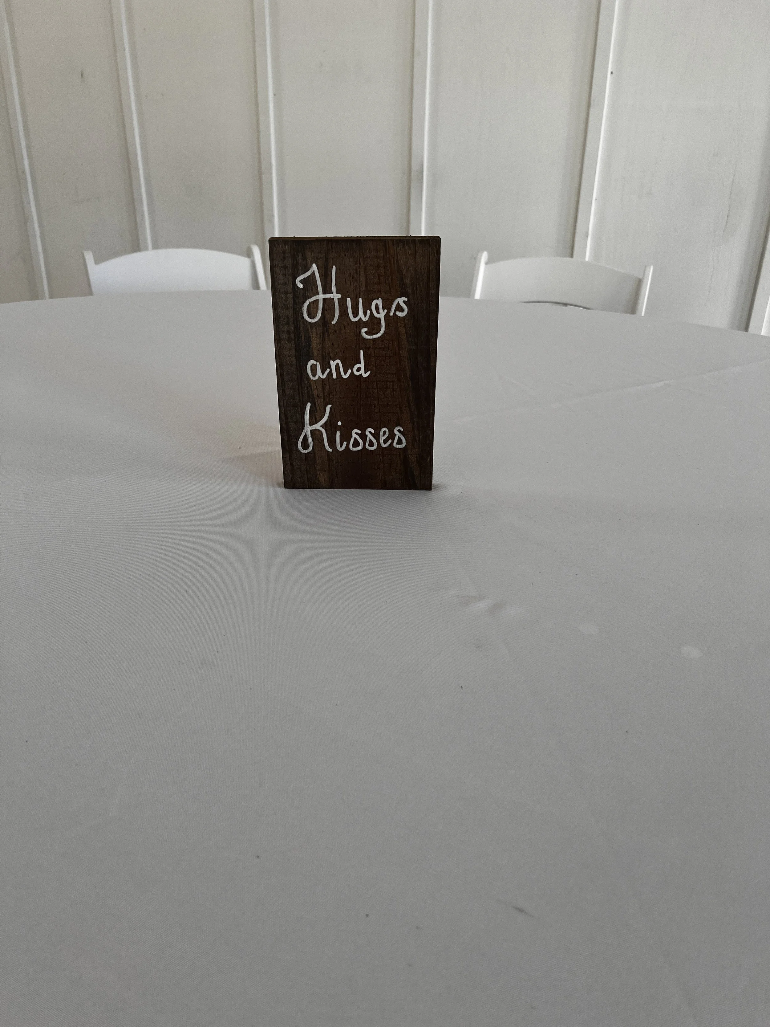 Wooden sign "Hugs and Kisses"