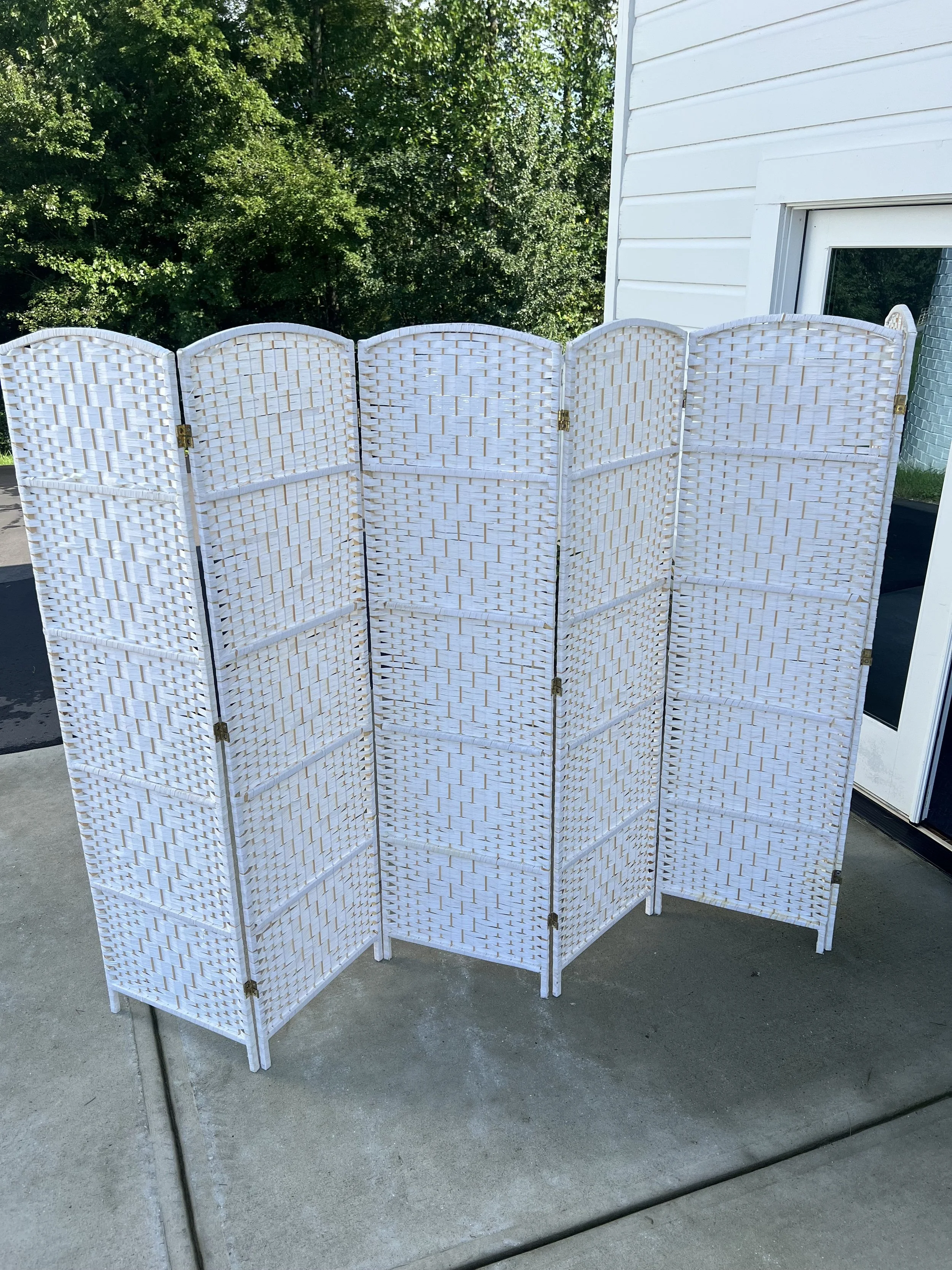 White whicker room divider for wedding decoration