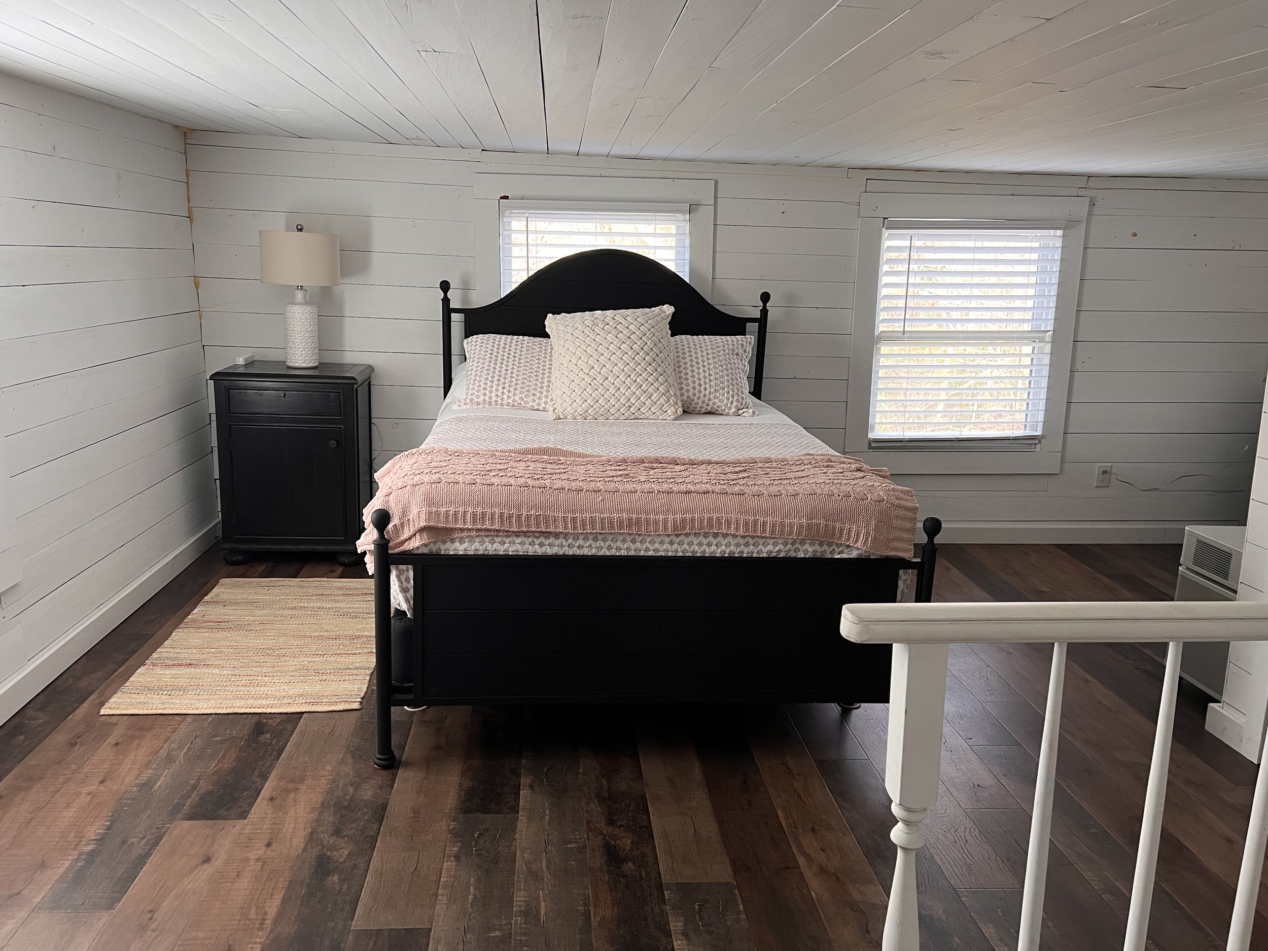 Cabin Dogwood Bedroom - 1 Queen Bed