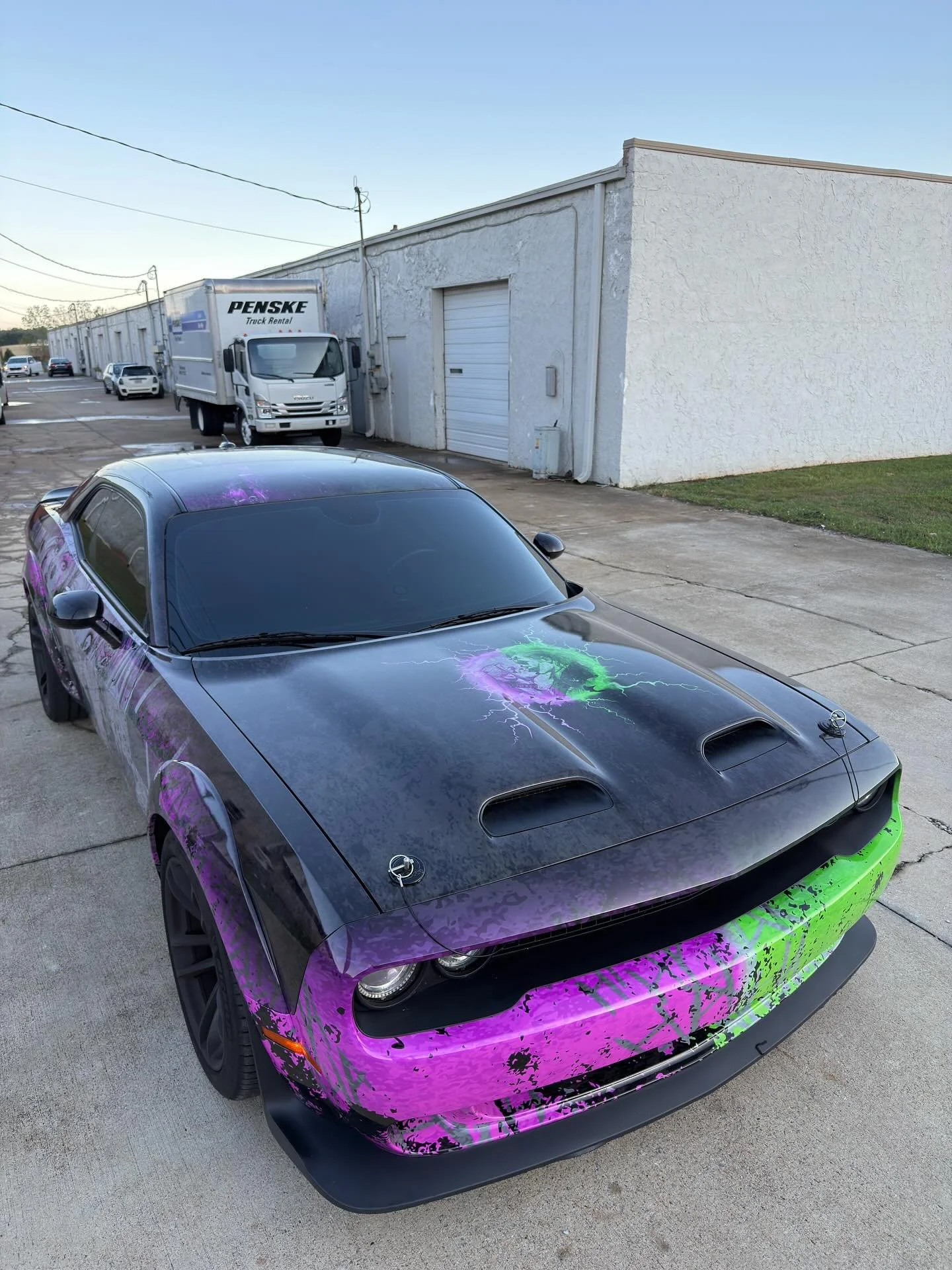 Custom Printed Harley Quinn X Joker Widebody Hellcat Challenger &spades;️&diams;️🔥
Full Custom Print Done For 
@the_jacqawn_mcroy 🏎️🔥
Custom Design by @jayscardesigns 🤝🏼🦾
.
.
Dm for questions &amp; inquiries ‼️
Full custom prints available in h