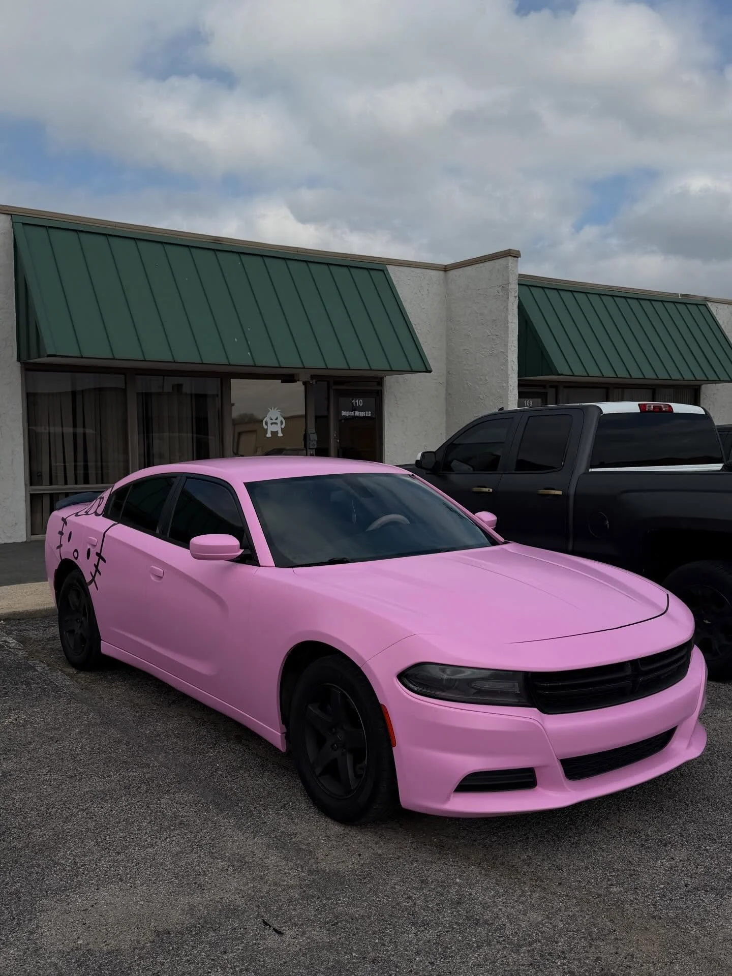 Pink Charger 🌸🌸 
Full wrap in Avery Denison Bubblegum Pink + Hello Kitty Decals 🔥🔥
.
.
Theoriginalwraps.com
Website in bio to request a quote‼️
Theoriginalwraps.com
Dm for questions &amp; inquiries ‼️
Full custom prints available in house 🦾
.
#w