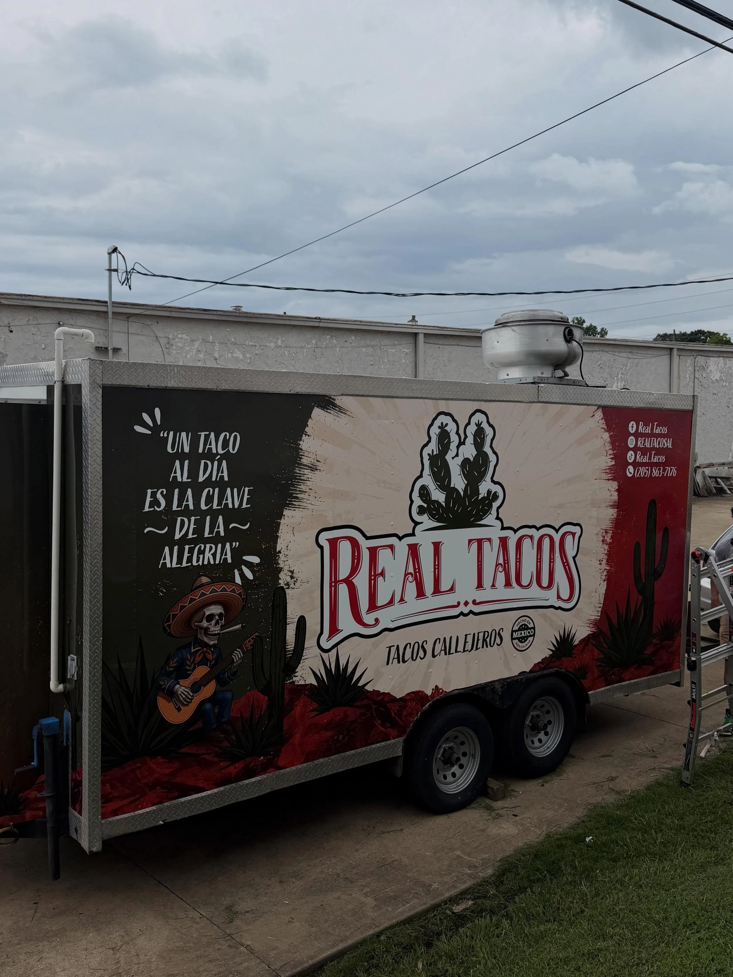 Real Tacos, now open 🔥🔥 @realtacosal 
Albertville, AL
Full print + Install in-house ‼️
Trailer Wraps, Business Vehicles, Box Truck, RVS, Logos, Decals &amp; more 🔥📲
.
Theoriginalwraps.com
Website in bio to request a quote‼️
Full custom prints ava