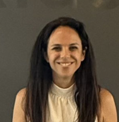 A small circular portrait of Flor P., a coaching client who found inner clarity and dismantling old beliefs.