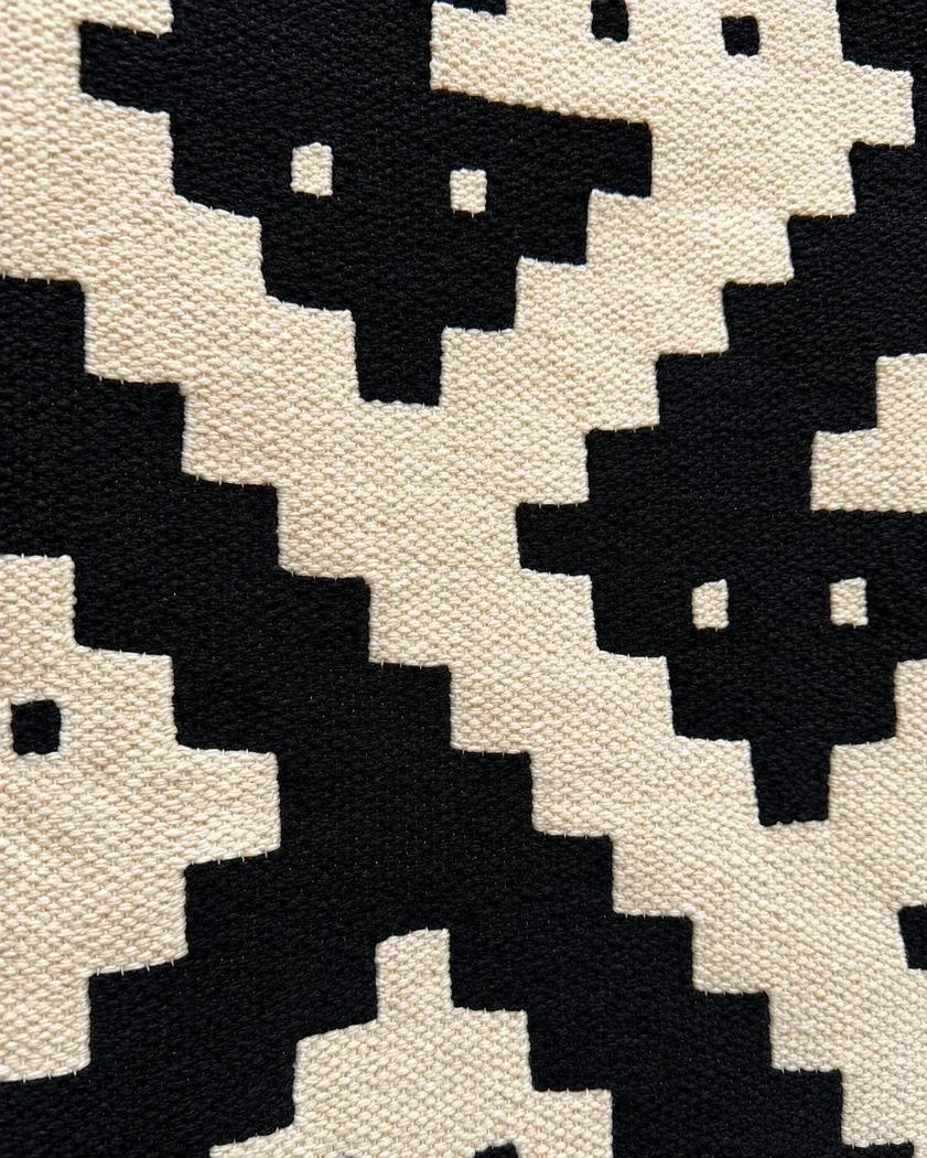 Detail table runner wool minimalistic -optimized.jpg
