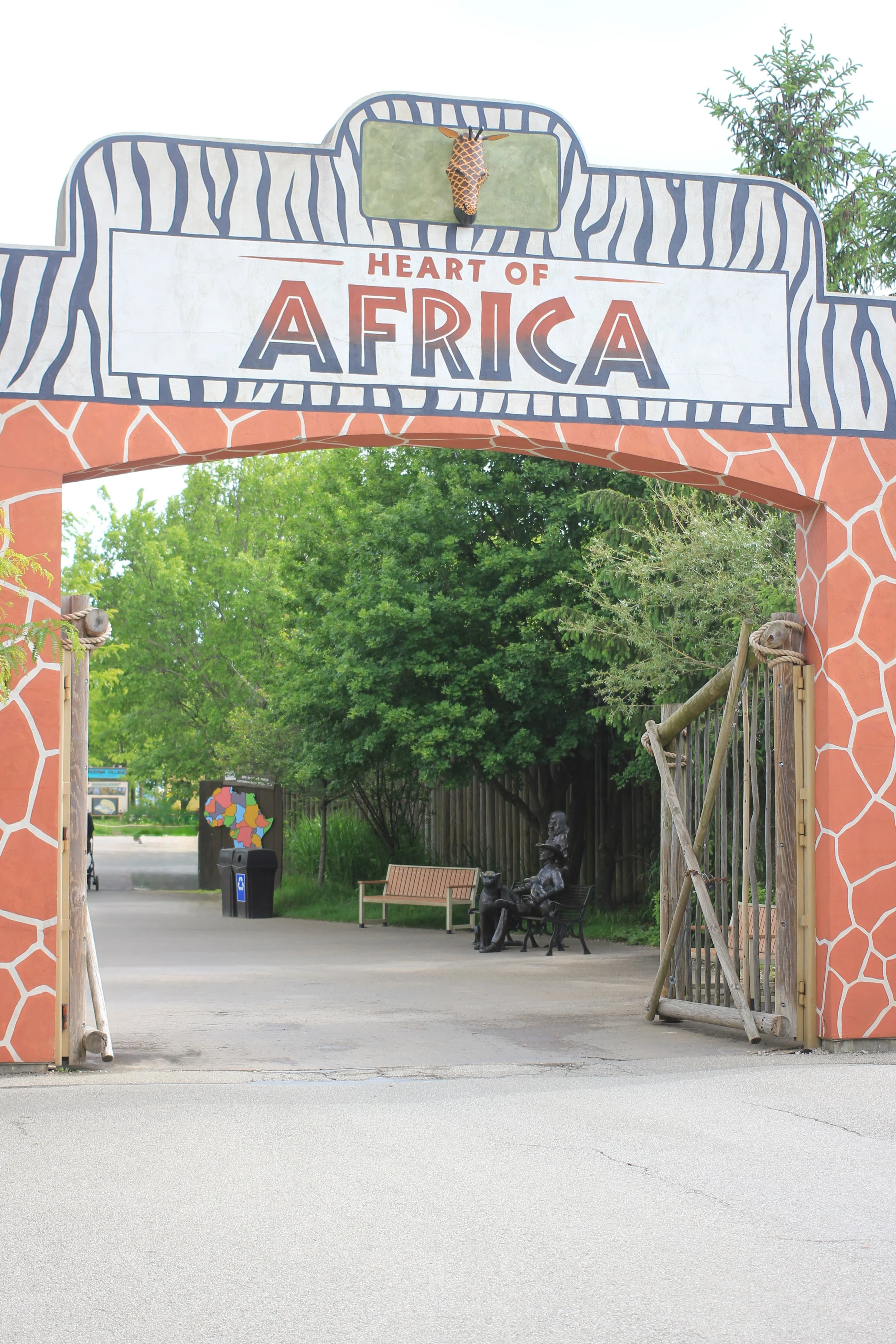 Thisi s the arch that greets you to the heart of africa at the columbia zoo