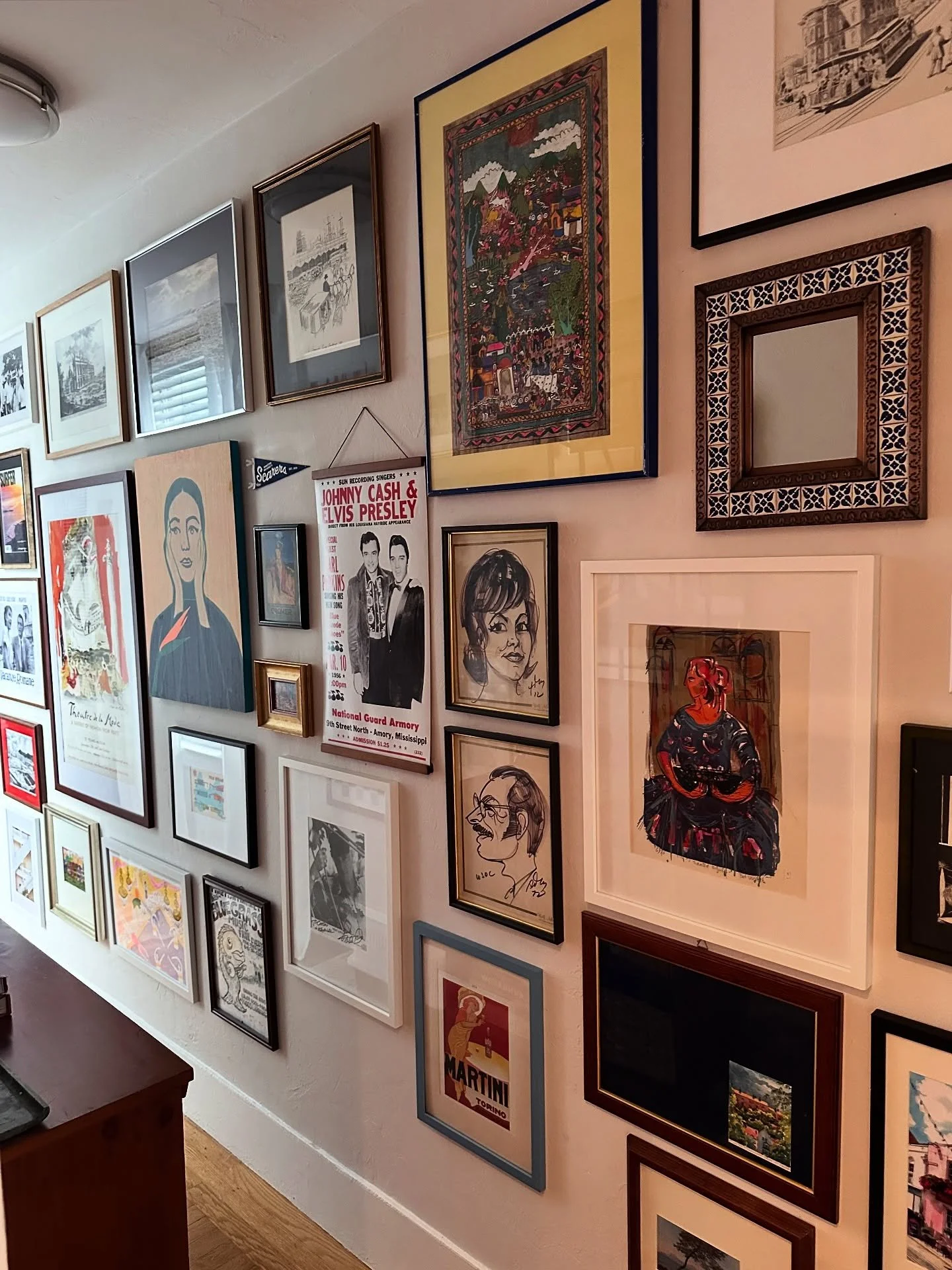 A peek at my updated gallery wall 🤭 
.
.
.
#home #homedecor #design #interiors #interiordesign #art #collage #gallery #sf #vintage #antique