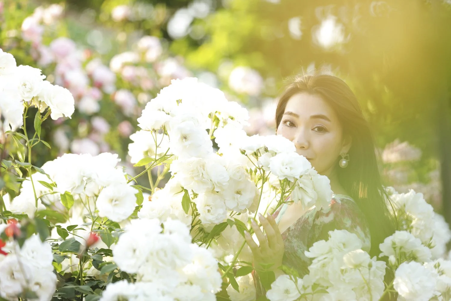 白いバラの花に囲まれる女性の肖像