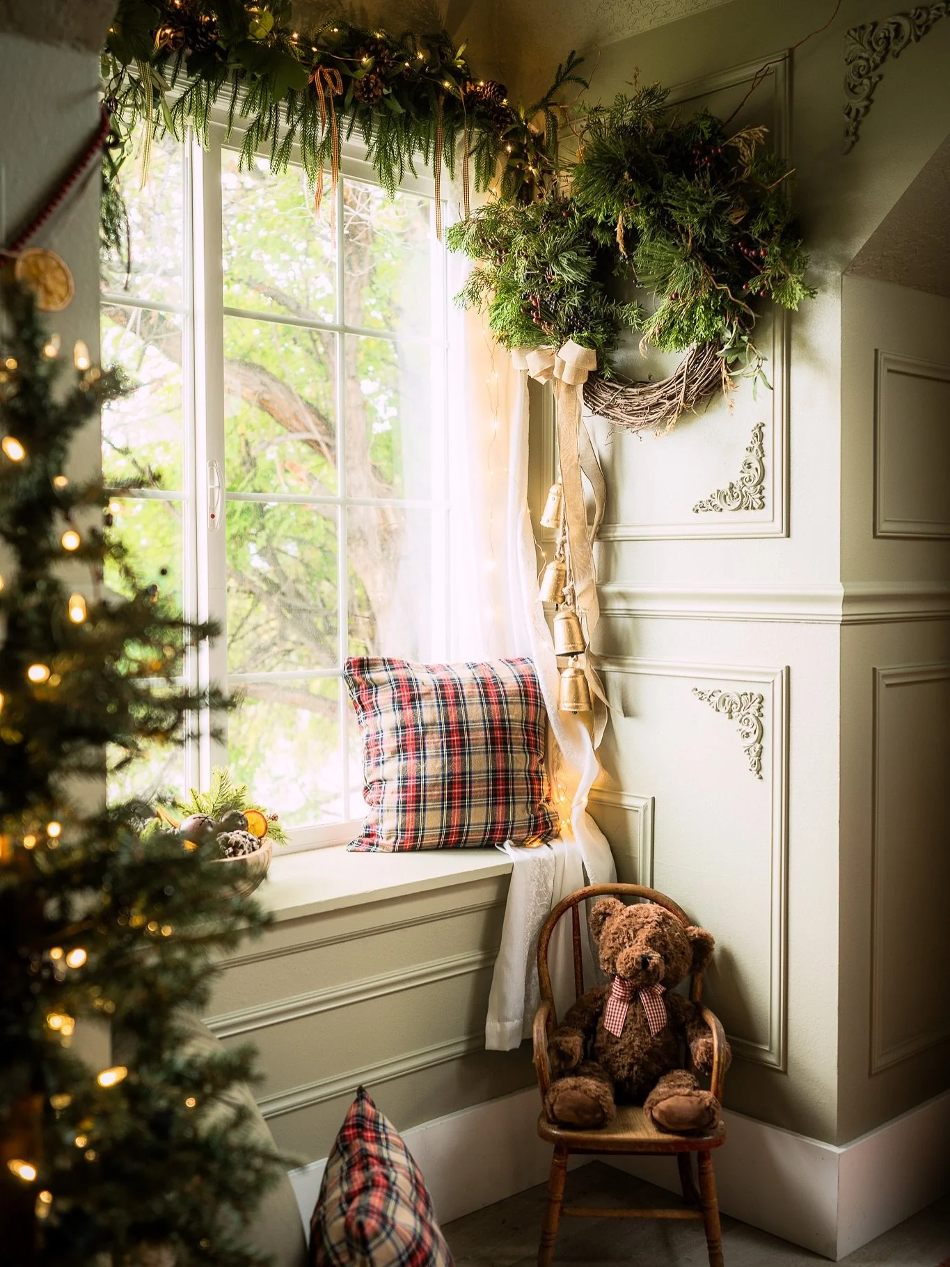 Vintage No&euml;l in The Attic, our first Christmas Studio, is open 🎅🎄 Follow the link on our profile and book your timeless Christmas portraits early!