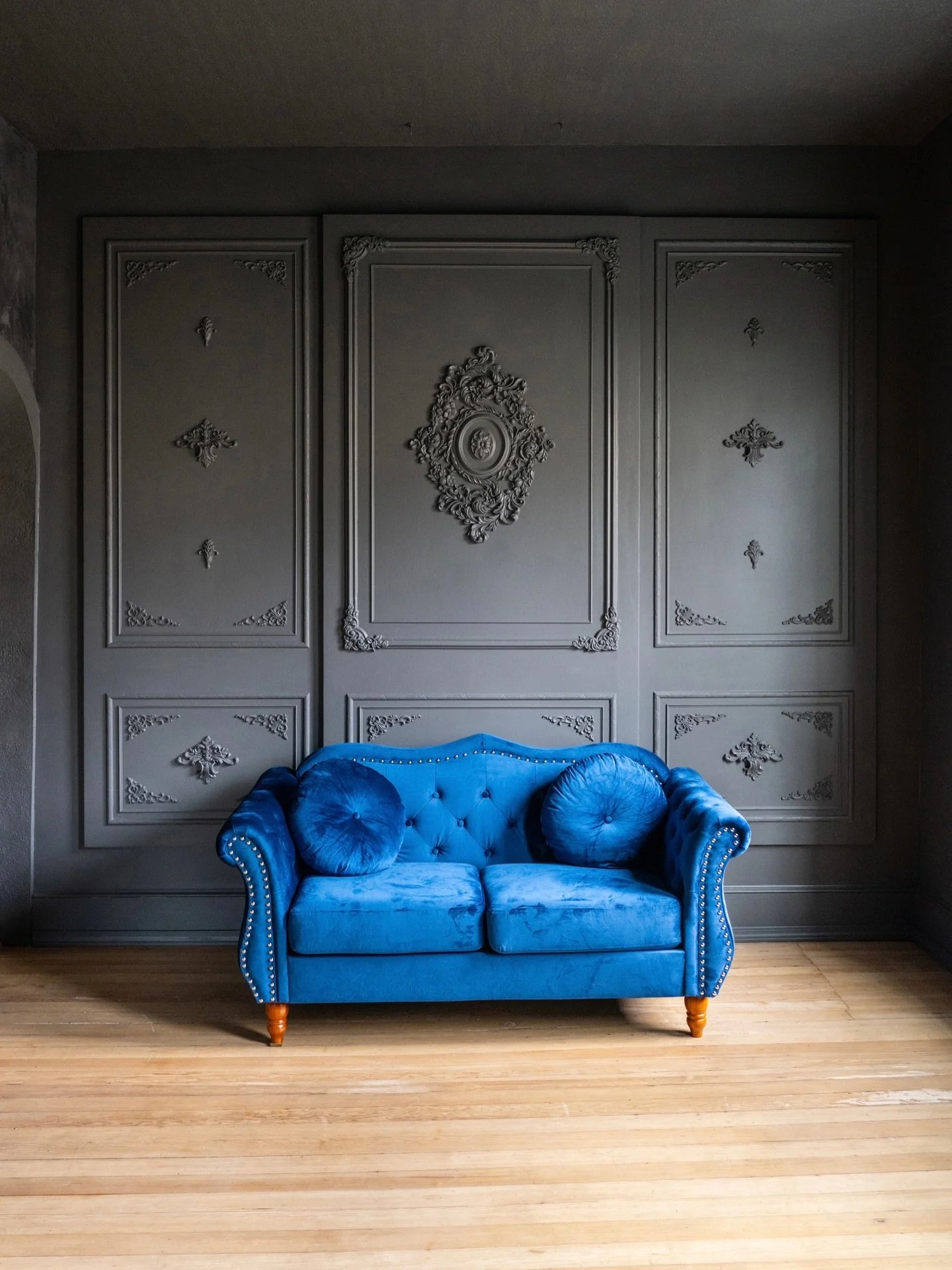 Bold, deep and beautiful, The Charcoal Room is part of our two-room Conservatory studio. Designed for maximum effect, it features authentic Venetian plaster, original real wood flooring, custom trim molding and detailing, and tall western windows to 