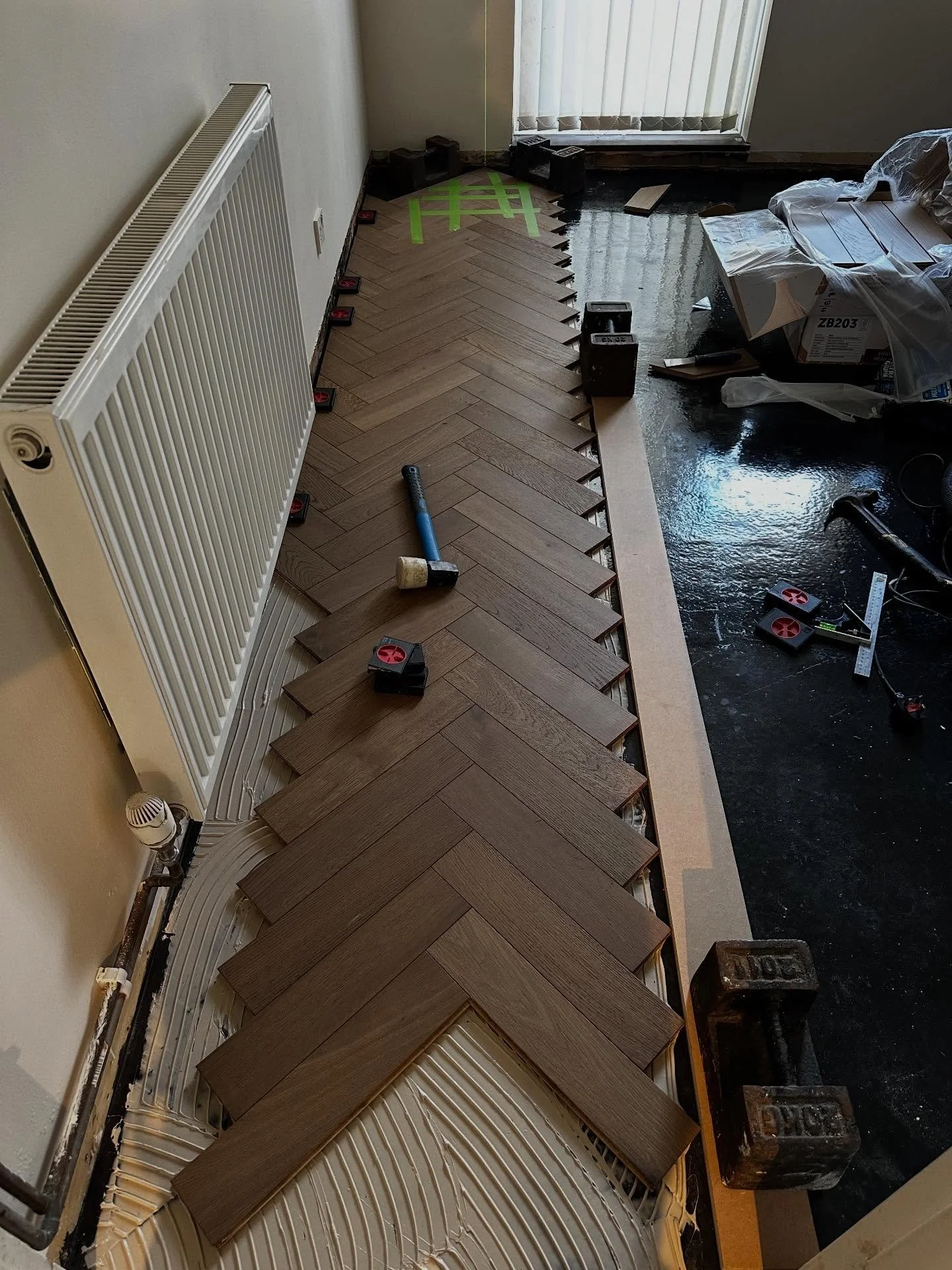 Another busy week in the books! We completed two herringbone projects, including this Surrey job where we prepped with latex and DPM before installing this gorgeous @v4woodflooring smoked herringbone floor.