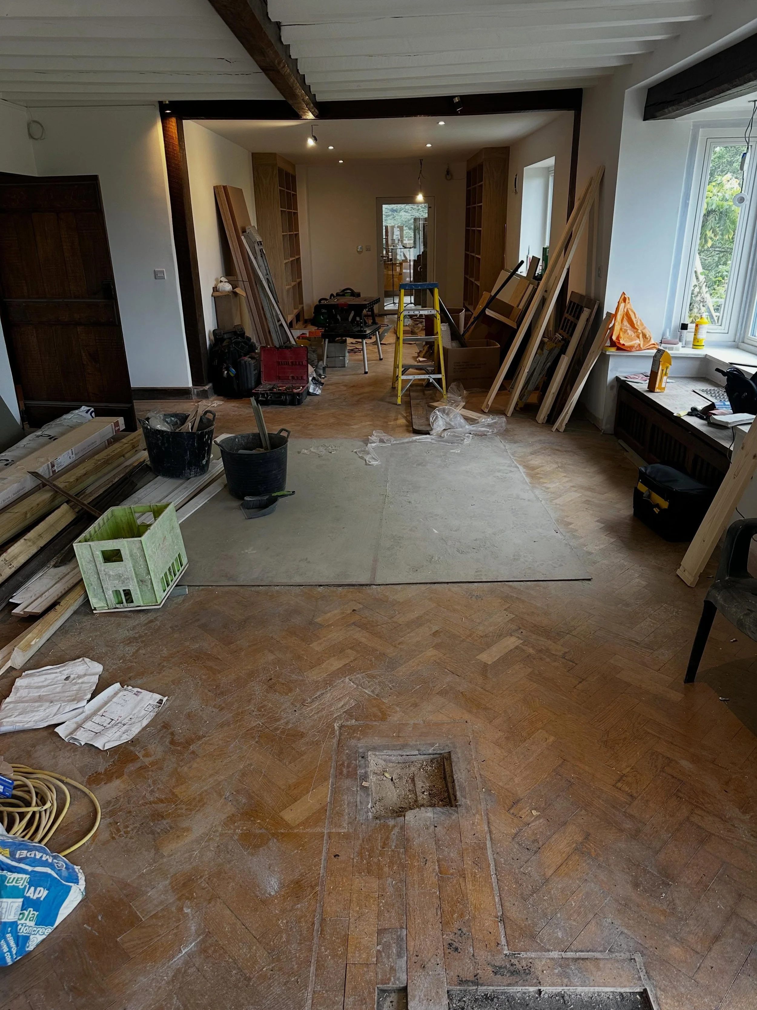 Swipe to see the transformation ➡️

This oak herringbone floor has been fully restored, revealing the natural beauty and character hidden beneath years of wear. A stunning result for our clients in this beautiful Surrey Hills home.