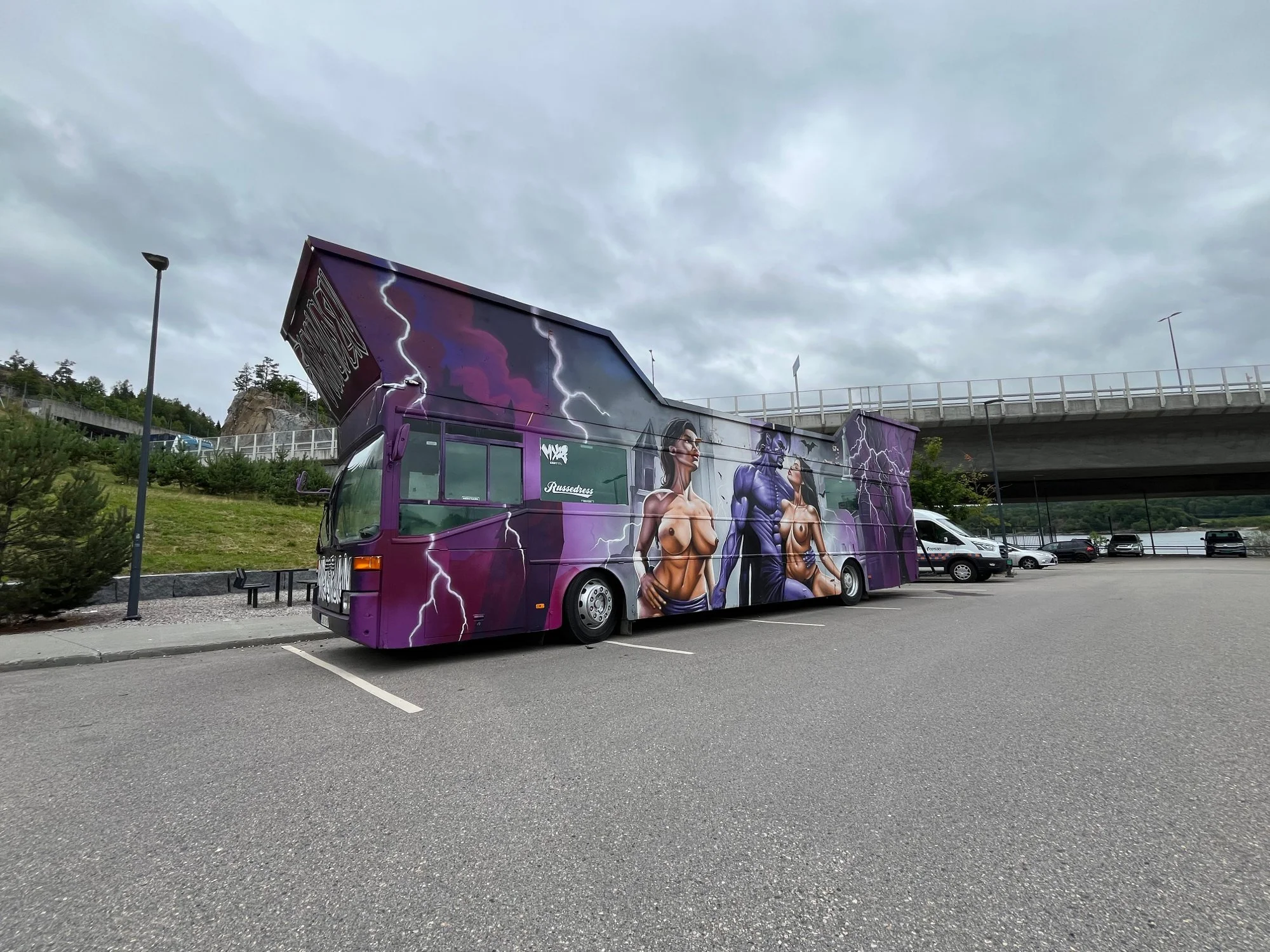 Russebuss med kraftig lydanlegg parkert i Oslo