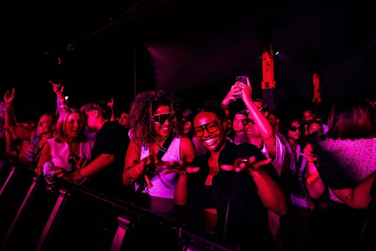 Publikum foran scene under konsertproduksjon