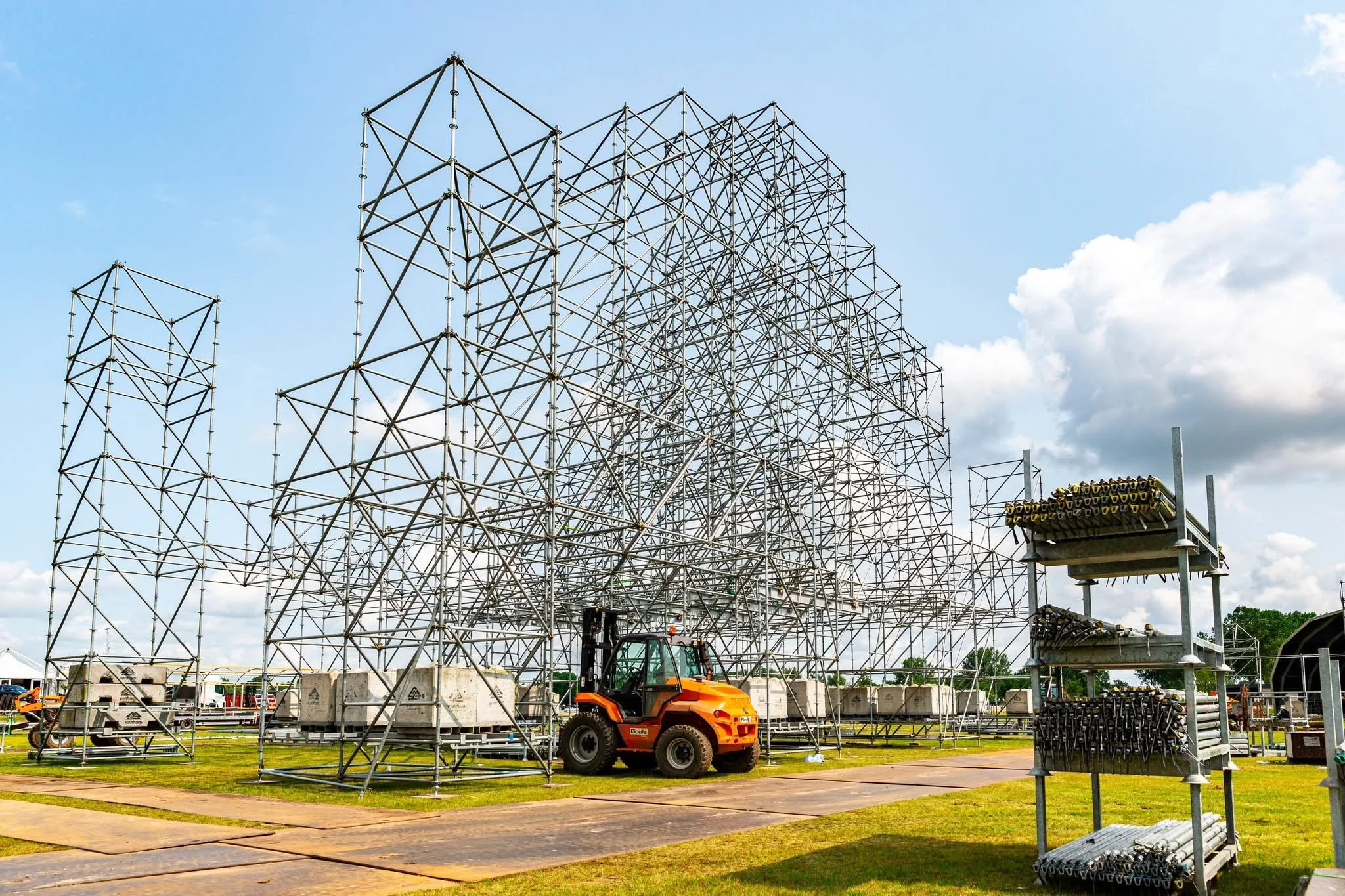 Layher scaffolding scene bygges av riggere under produksjon